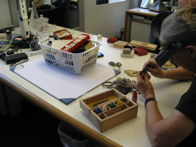 Testing gold jewelry