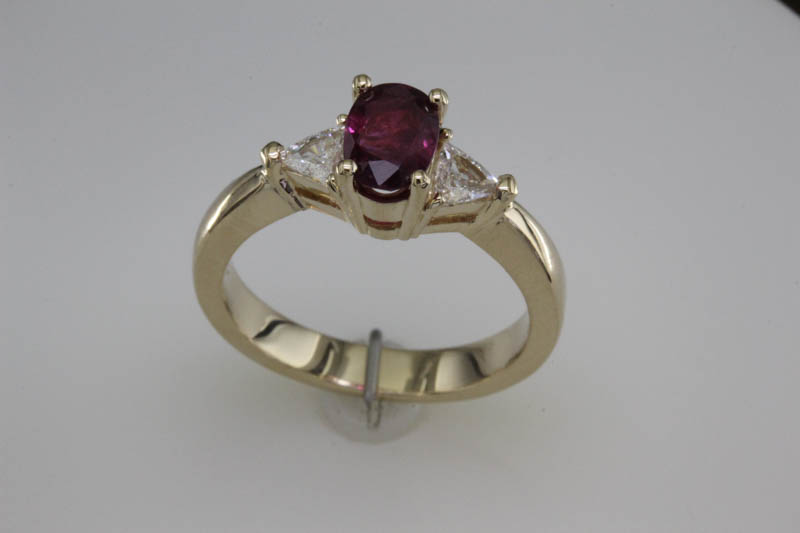 Ruby ring with trilliant side diamonds