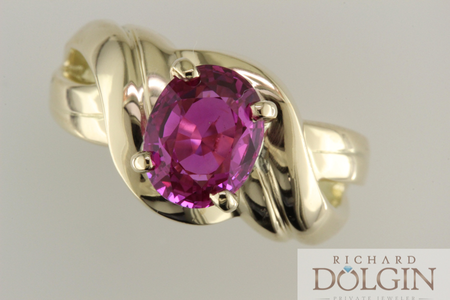 Pink sapphire in 18k yellow gold