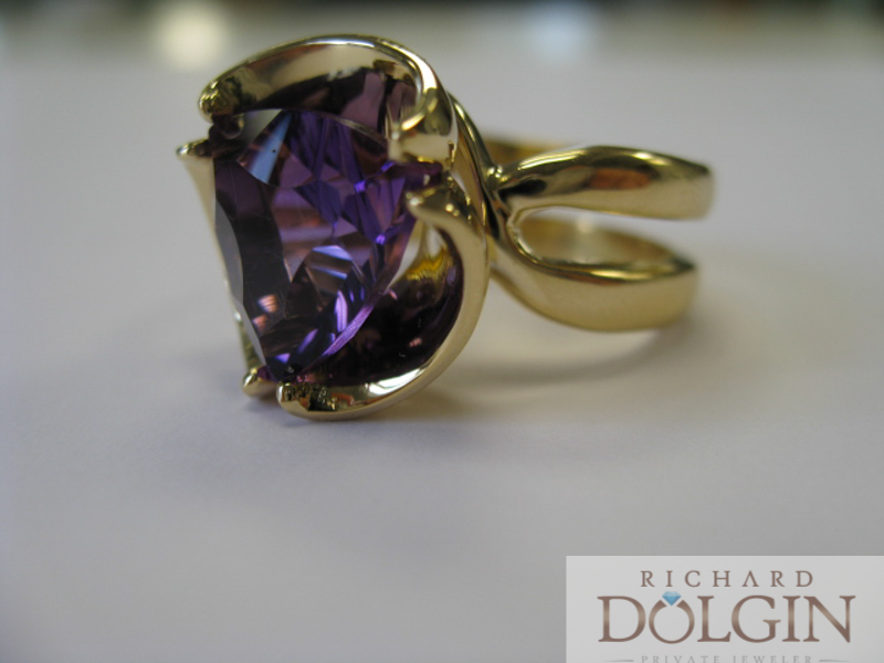 Trillion amethyst in 18k yellow gold
