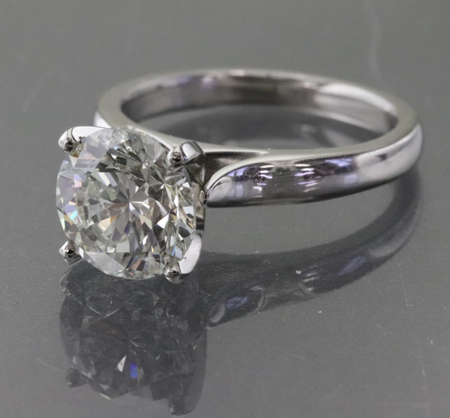 Round brilliant diamond in cathedral setting