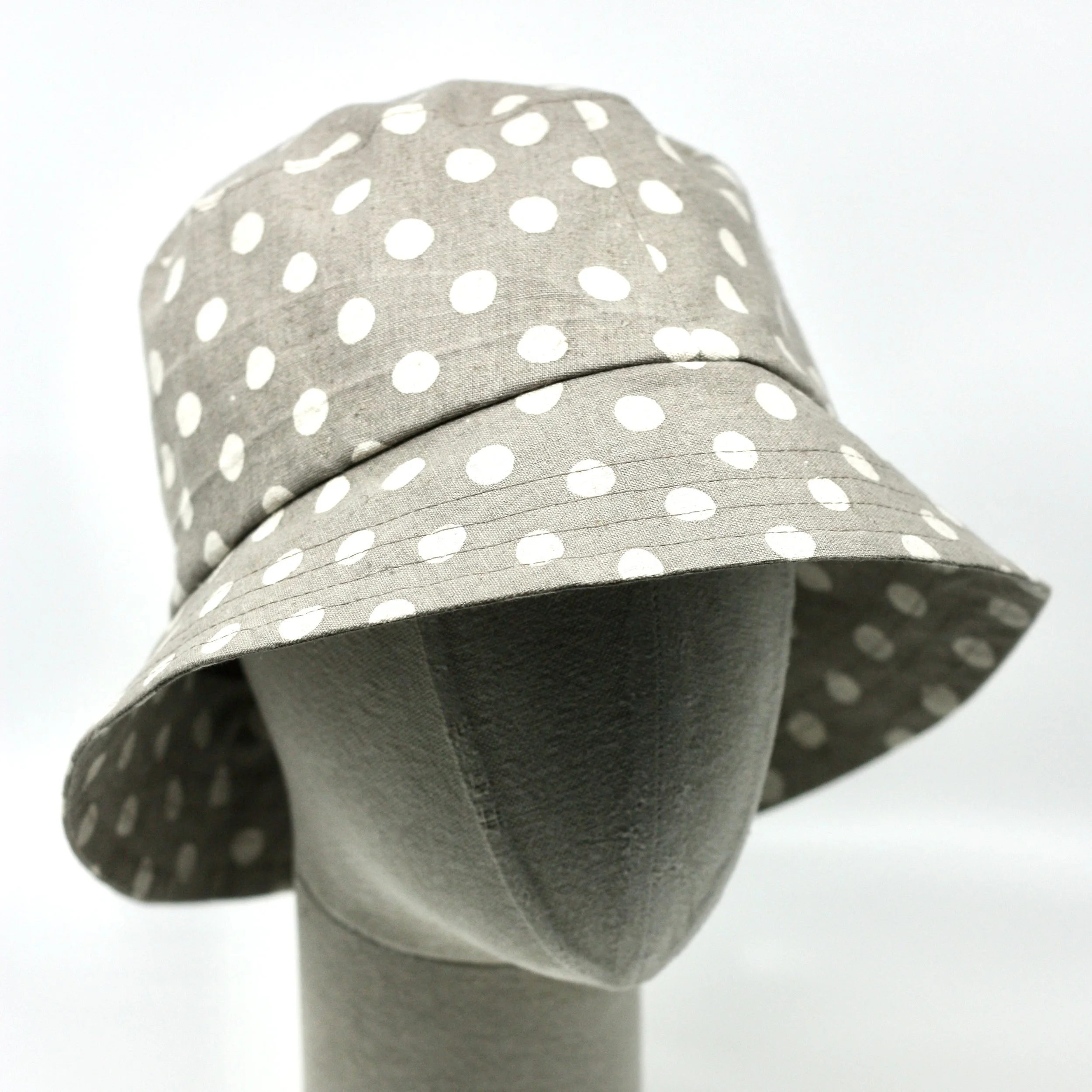 Kelly Tupfen im Sand