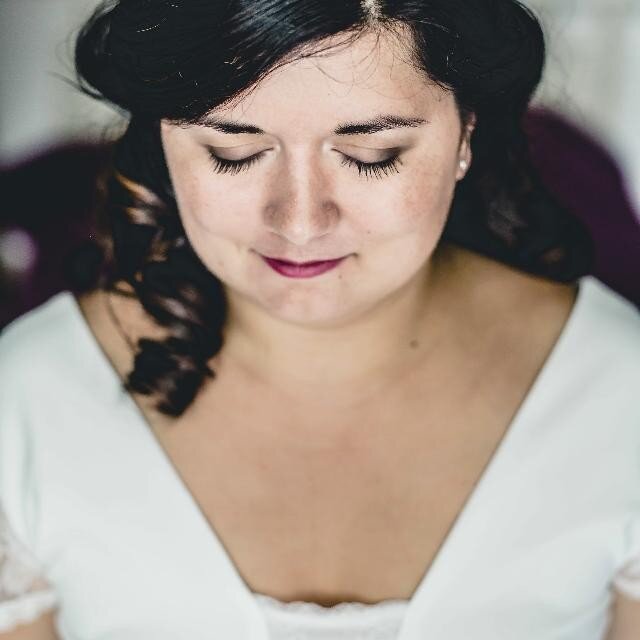 Un portrait r&eacute;alis&eacute; pendant les pr&eacute;paratifs de la mari&eacute;e. #Boticellimonamour #antiquewedding #vintagewedding #art #artywedding #realwedding #weddingphotographer #parisweddingphotographer #photographehautsdeseine #photograp