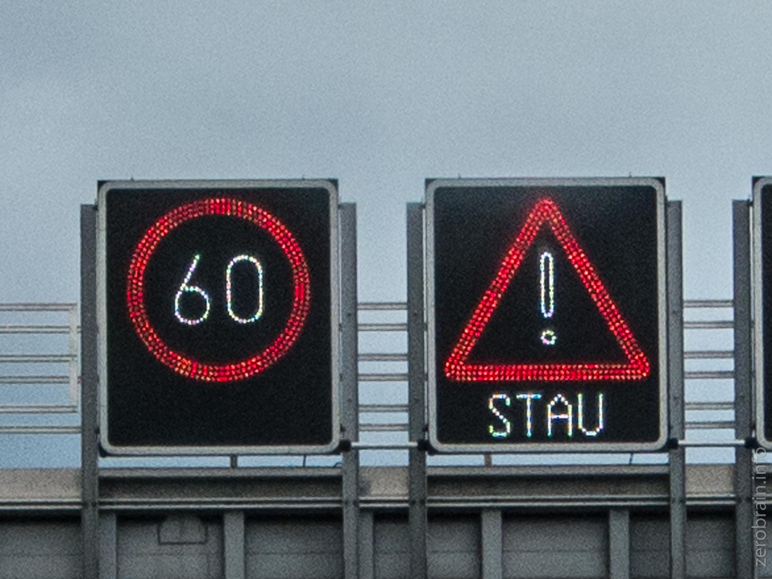 Unterhaltsame Leuchtzeichen auf der Autobahn