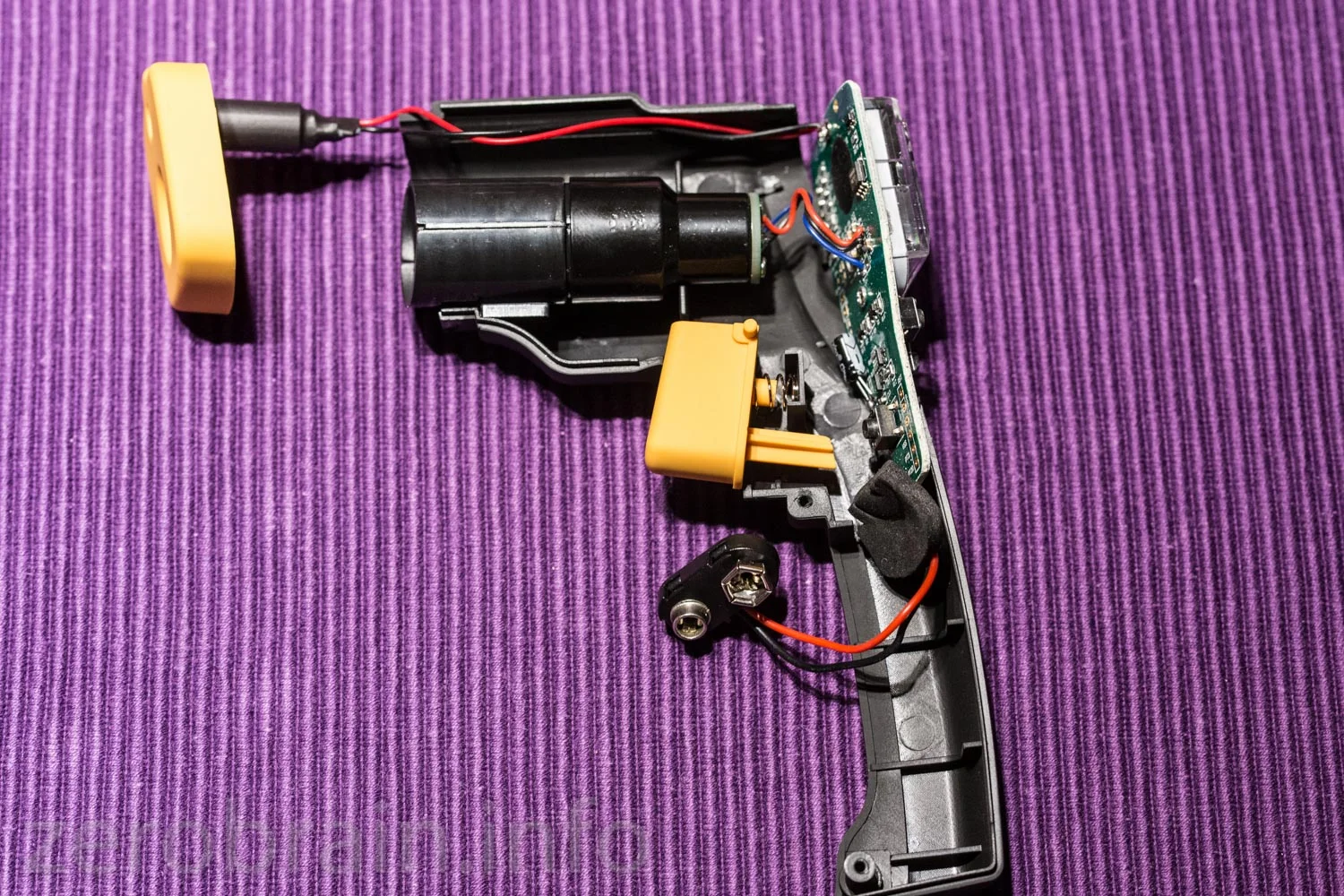 Hier die Seitenansicht. Der schwarze Kolben beherbergt den Wärmesensor.