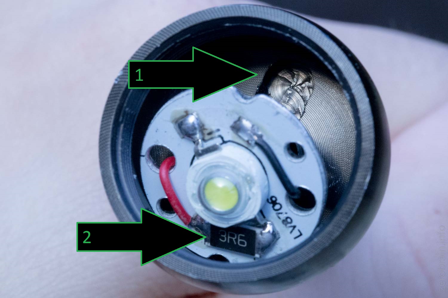 1) eingfräste Nut als Platz für die Zuleitung. 2) Vorwiderstand 3,6 Ohm
