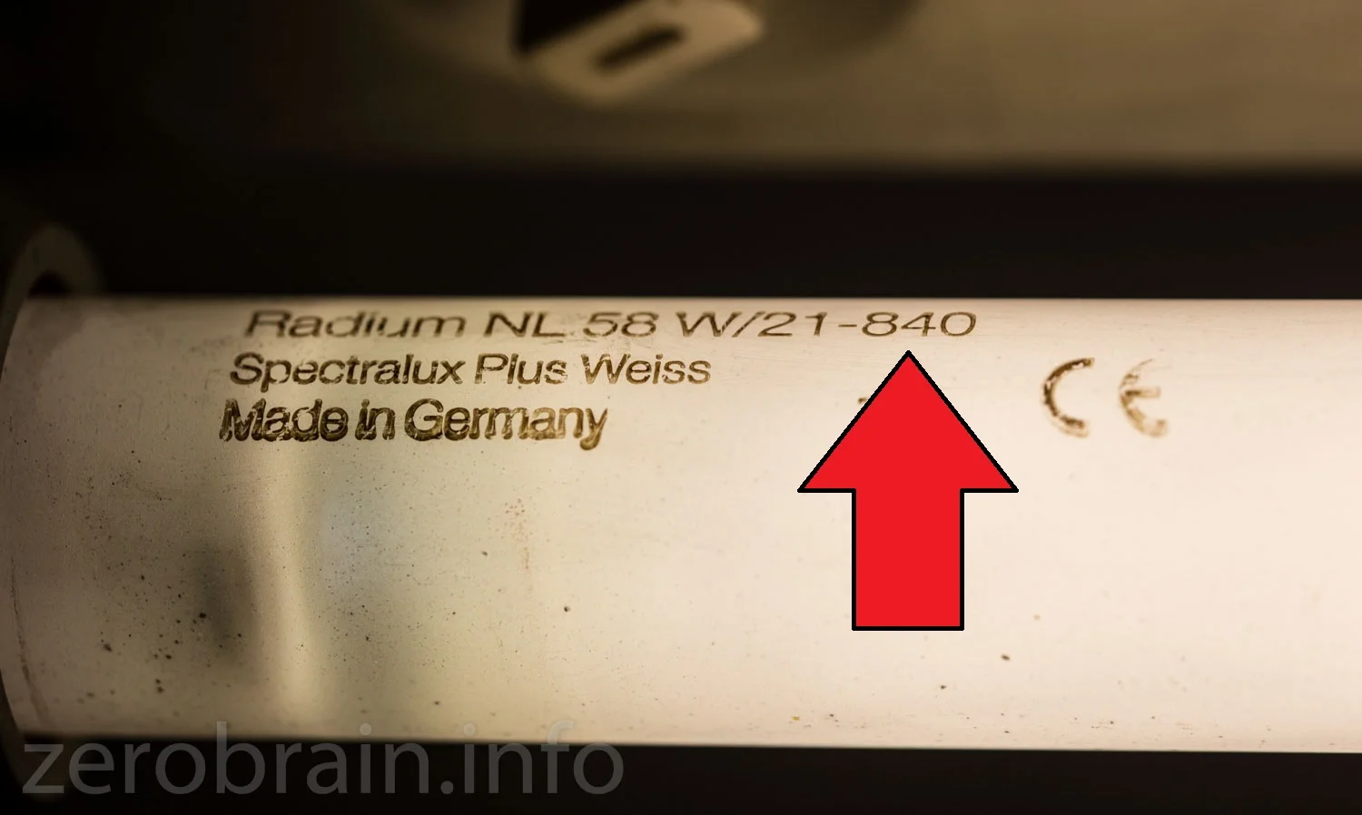 Hier ein "840" er Leuchtstoffröhre - Farbwiedergabeindex 80% - 4000K. Eine ganz gute "kalte" Röhre für den Keller