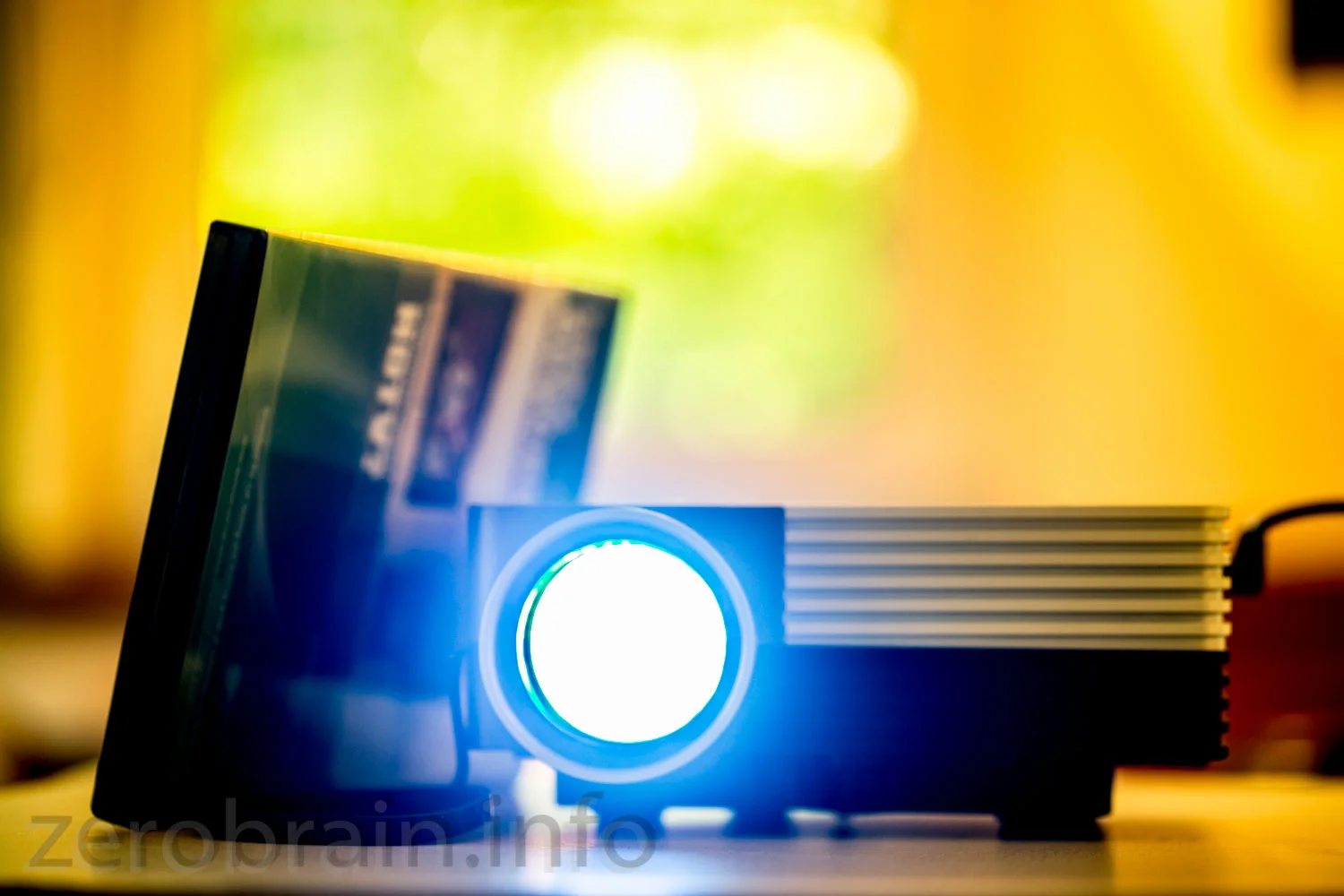 Too cheap to be true? Test: billig LED Projektor  GM 50 (150 Lumen)