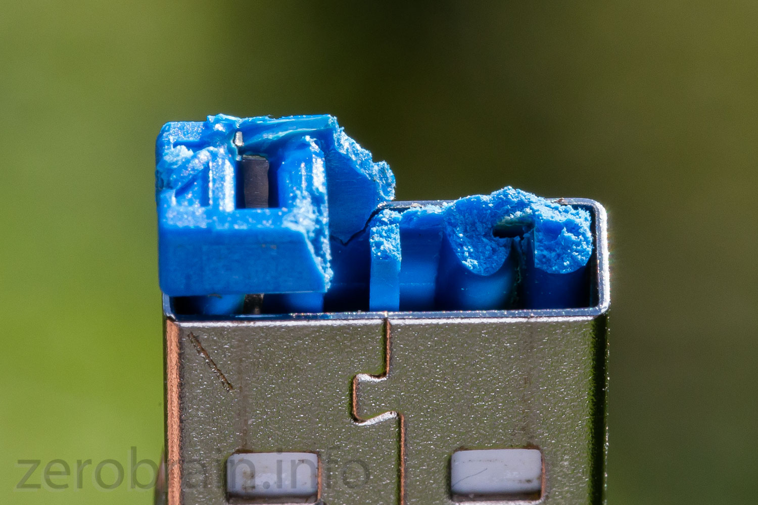Der USB Stecker ist mit der Buchse verschmolzen - folge des zu hohen Stromes.