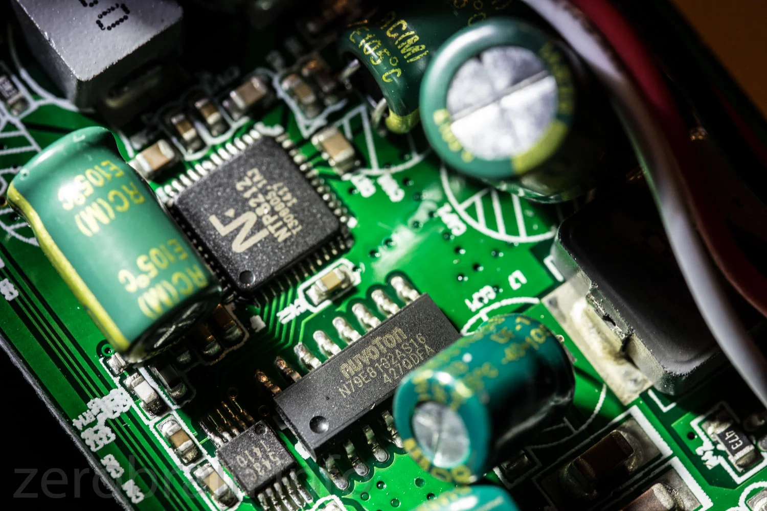 Oben der digitaler Audioverstärker - Mitte Nuvoton 8051 Derivat