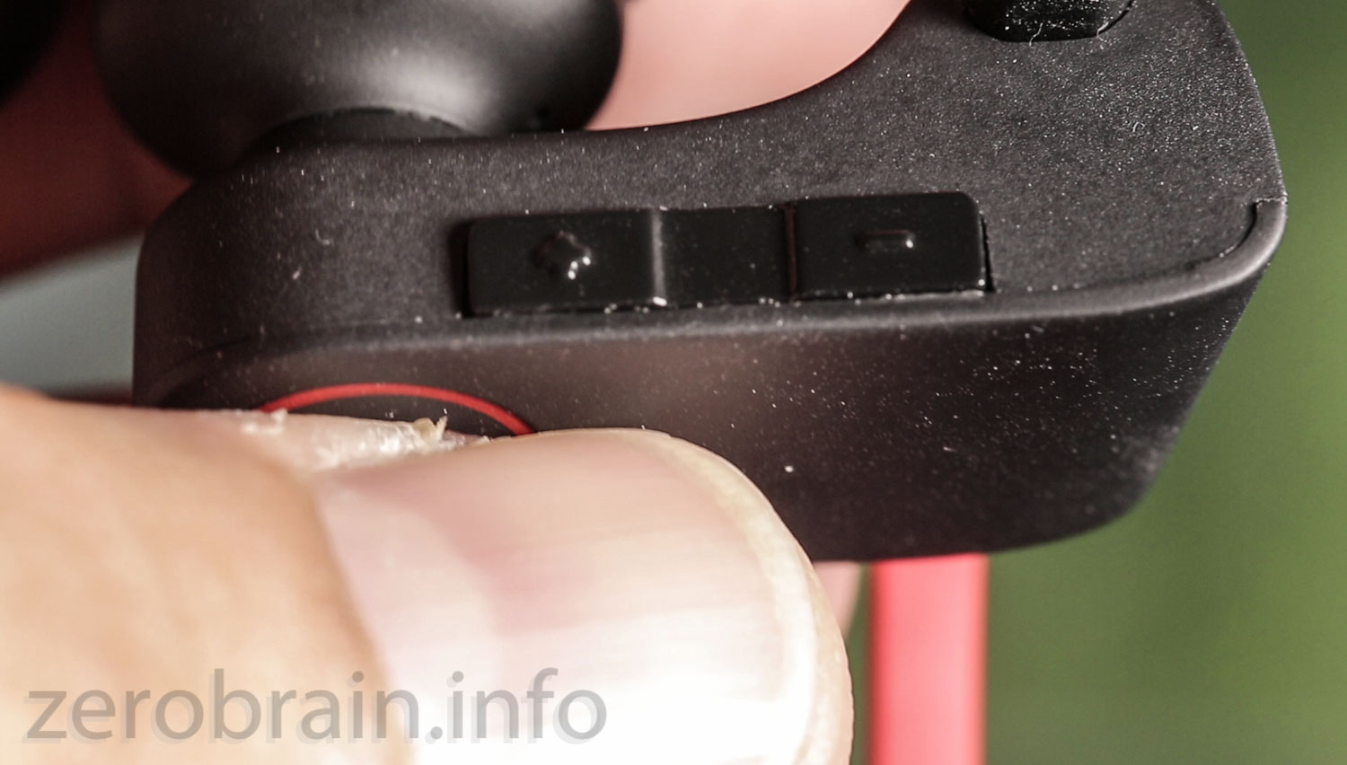 ICONNTECHS IT Bluetooth-Kopfhörer: sinnvolle "+" / "-" Tasten Anordnung