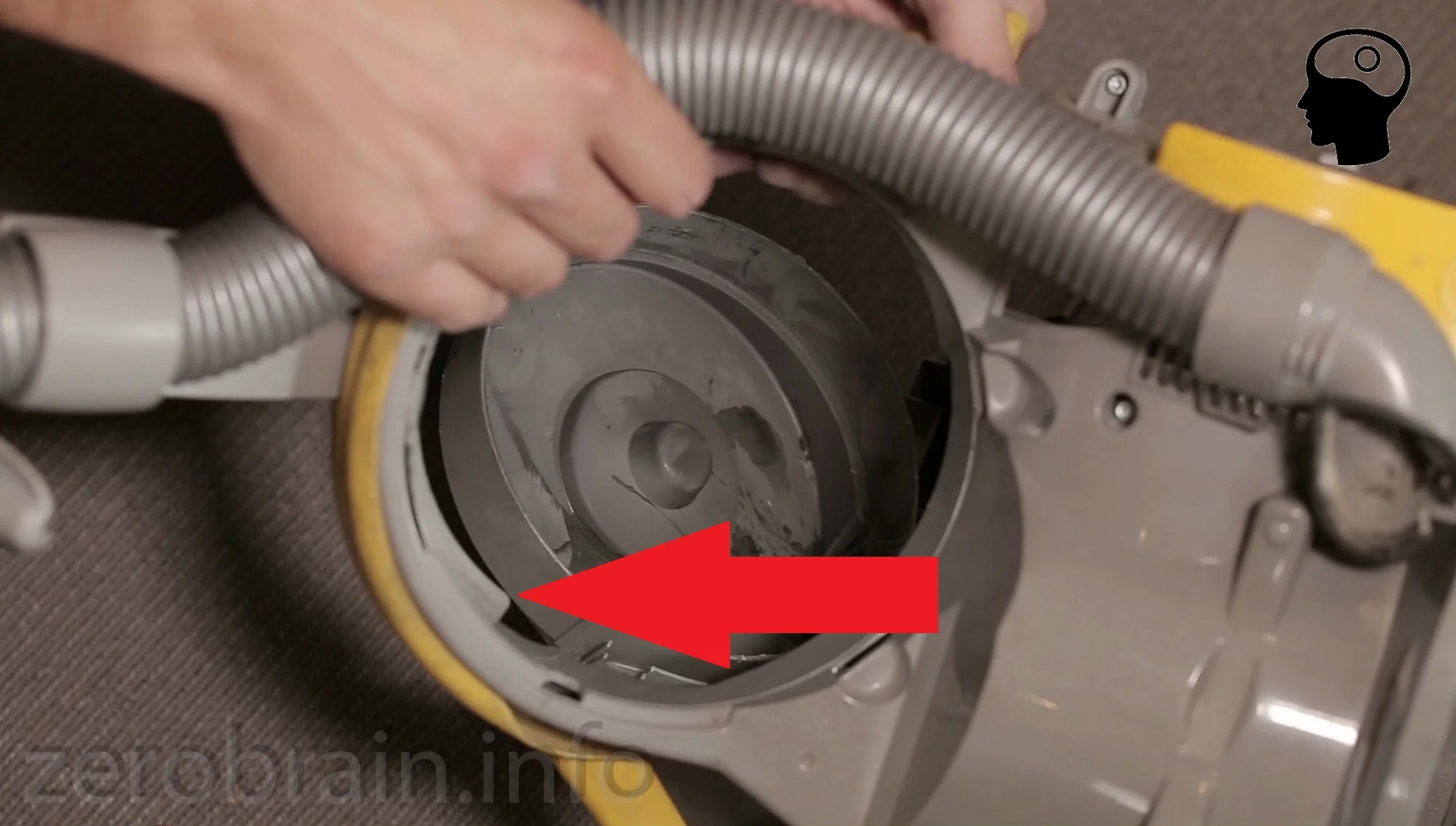 Dyson: spätestens vor dem Zusammenbau hier die beiden Teile trennen.
