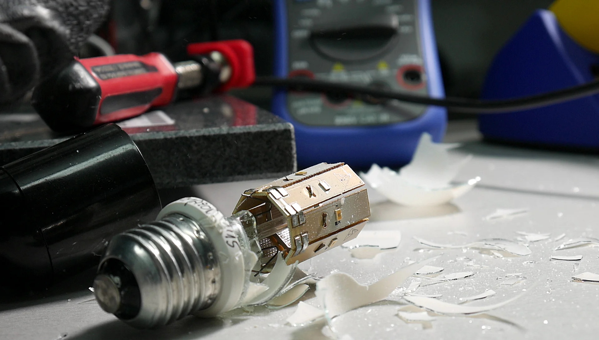 Philips 6W Funzel LED (E27) zerlegt:  "ja wo iss er denn der Fehler?"