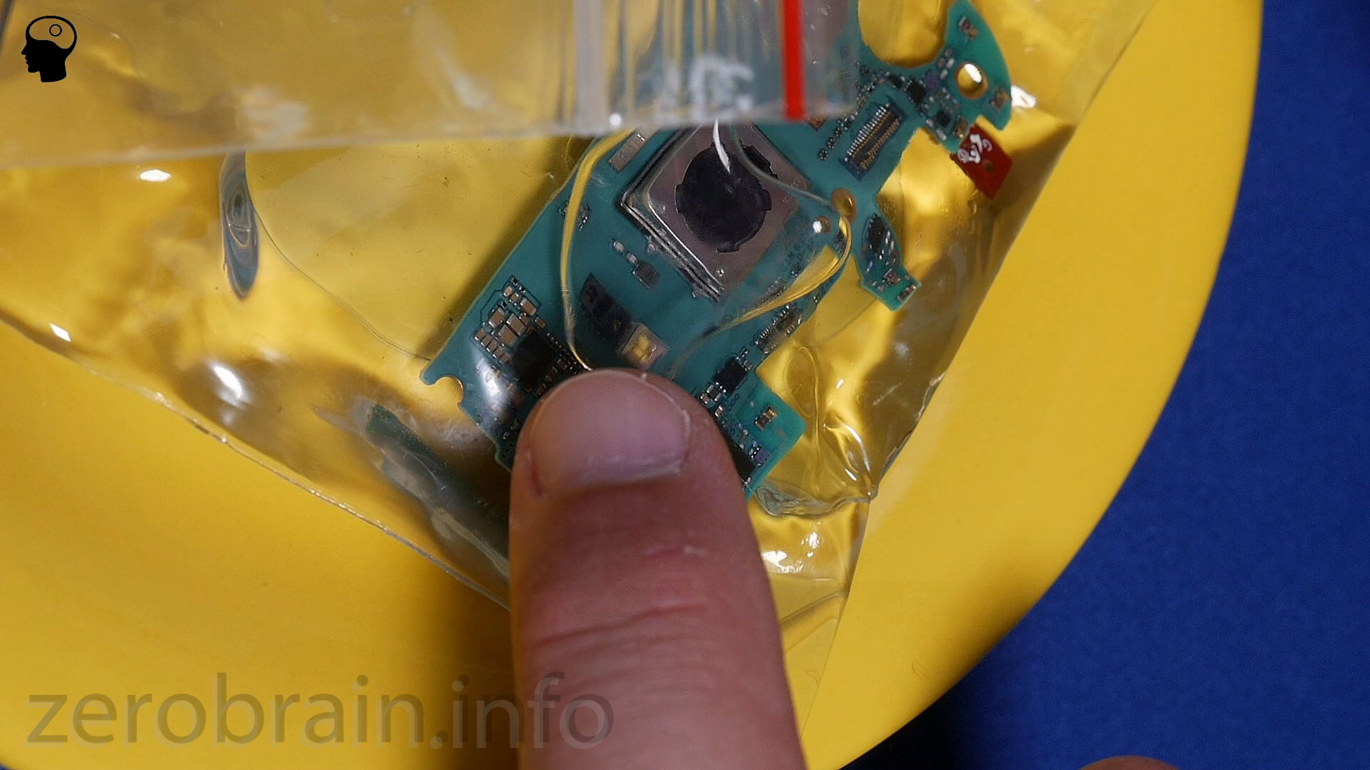 Handy Wasserschaden was tun? Hauptplatine Galaxy S6 Edge im Isopropanol Bad nach Wasserschaden.