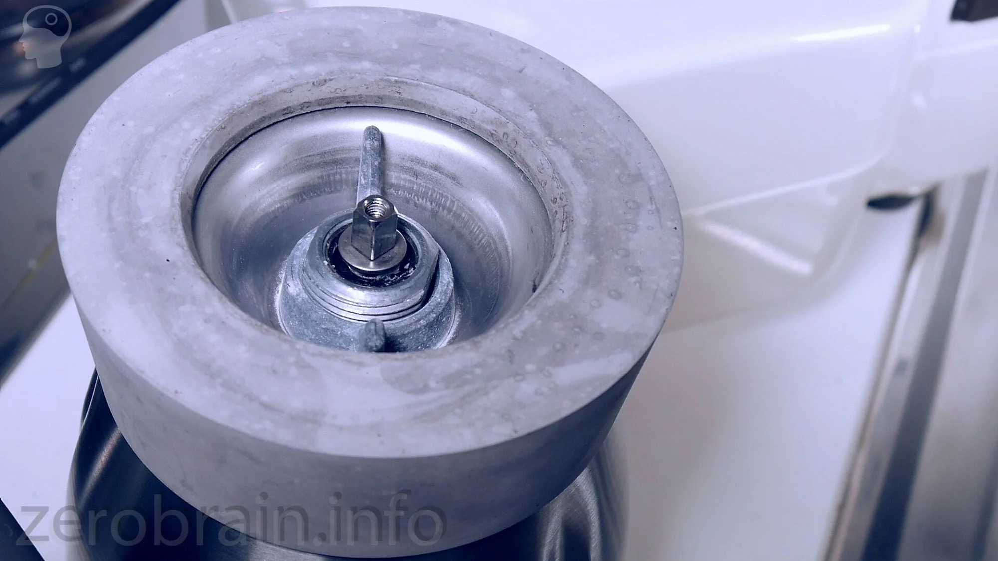 Verschraubung der Messereinheit beim Thermomix 3300