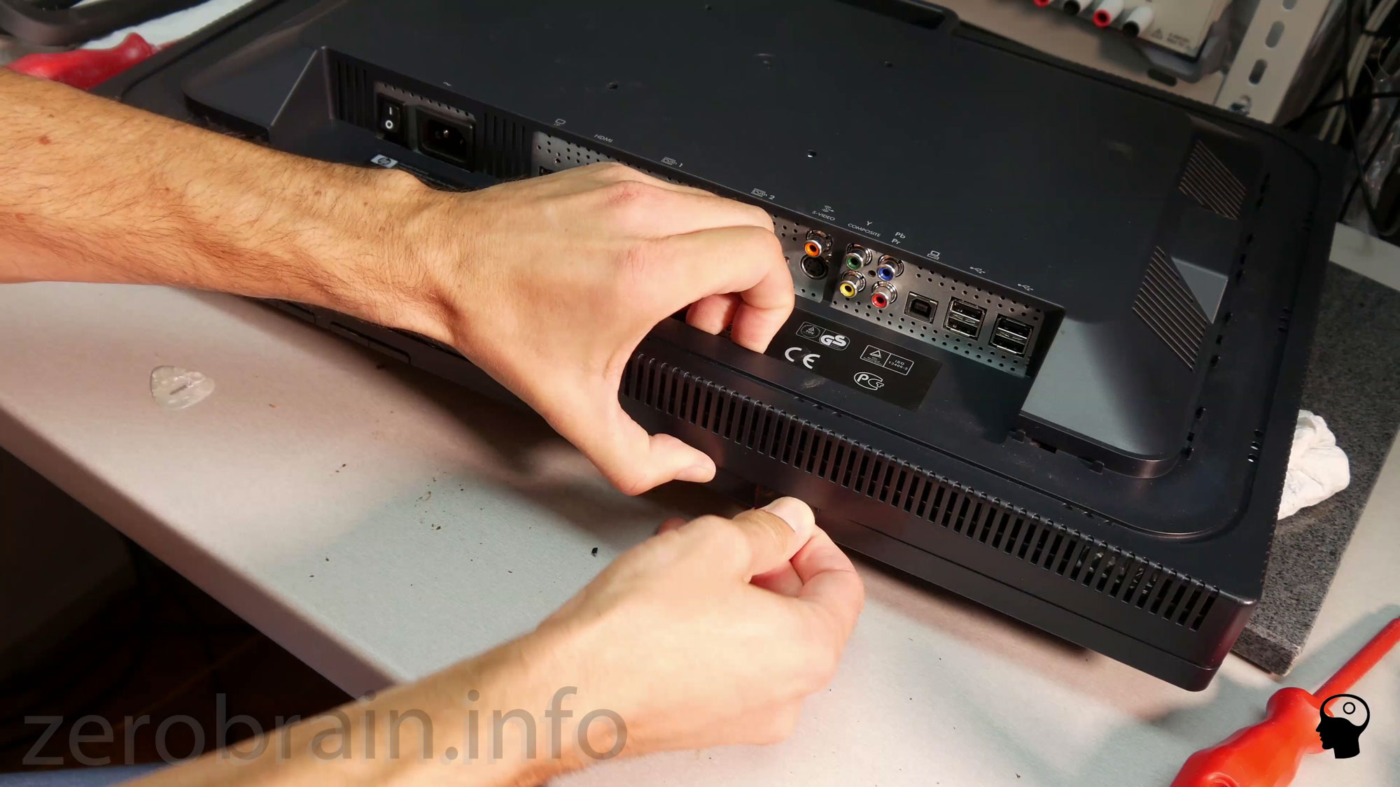 HP LP2475w - Zerlegen die ersten Schritte