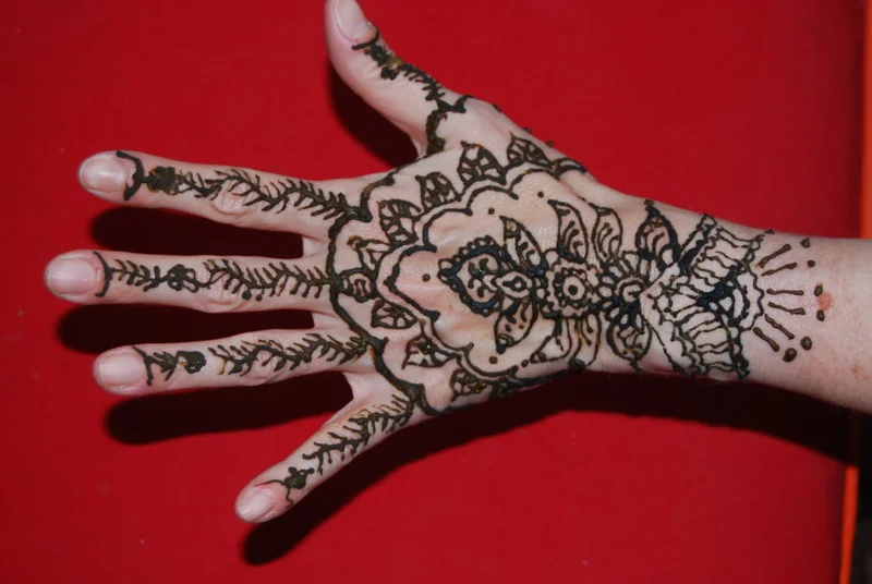 henna hand