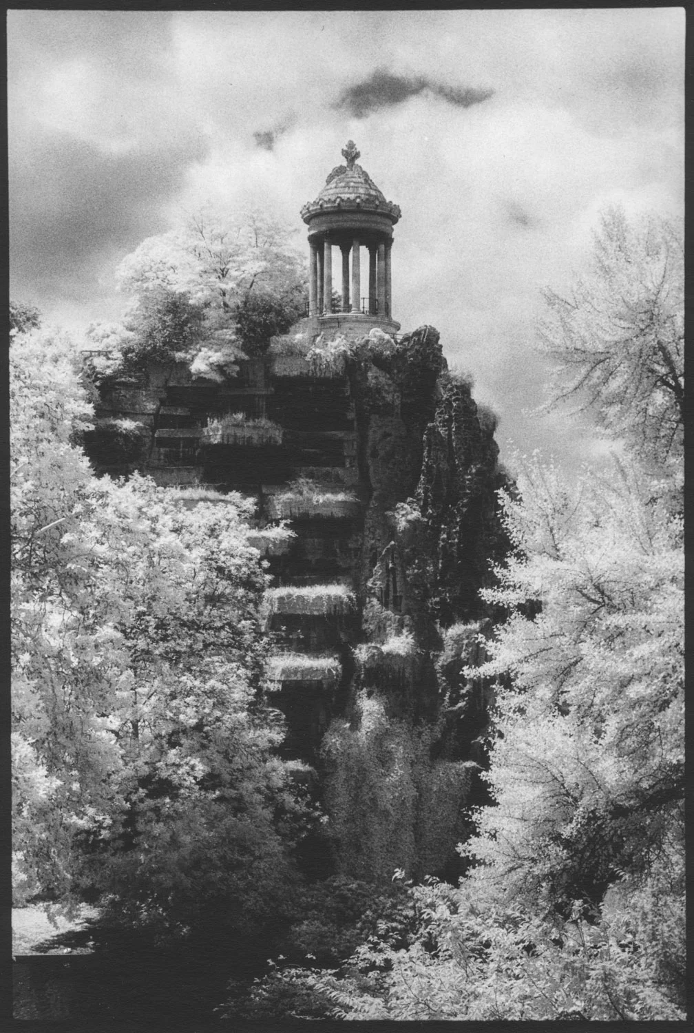 Infrared Paris Gazebo ButtesCha.jpg