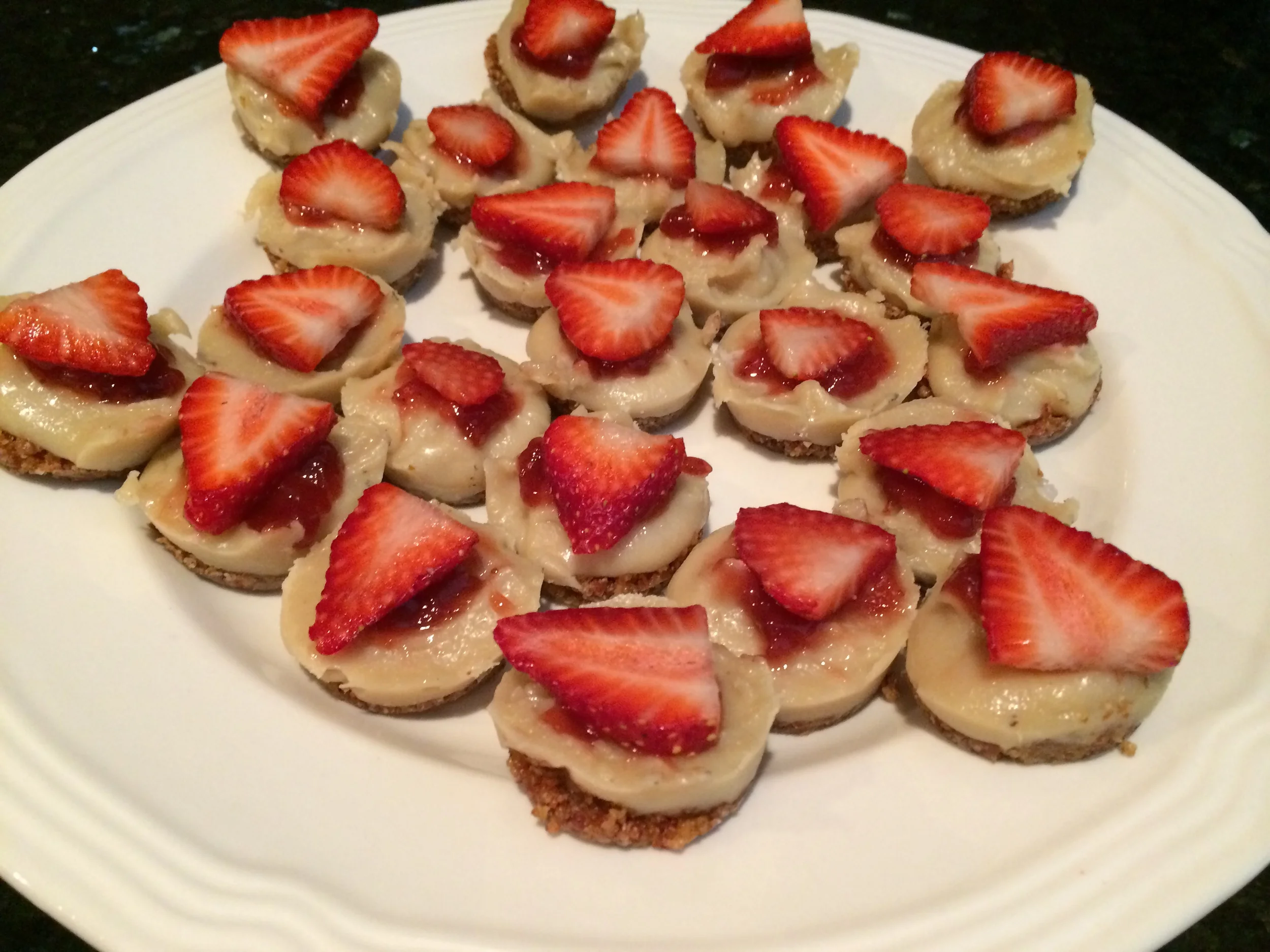 Strawberry Cashewcake Bites