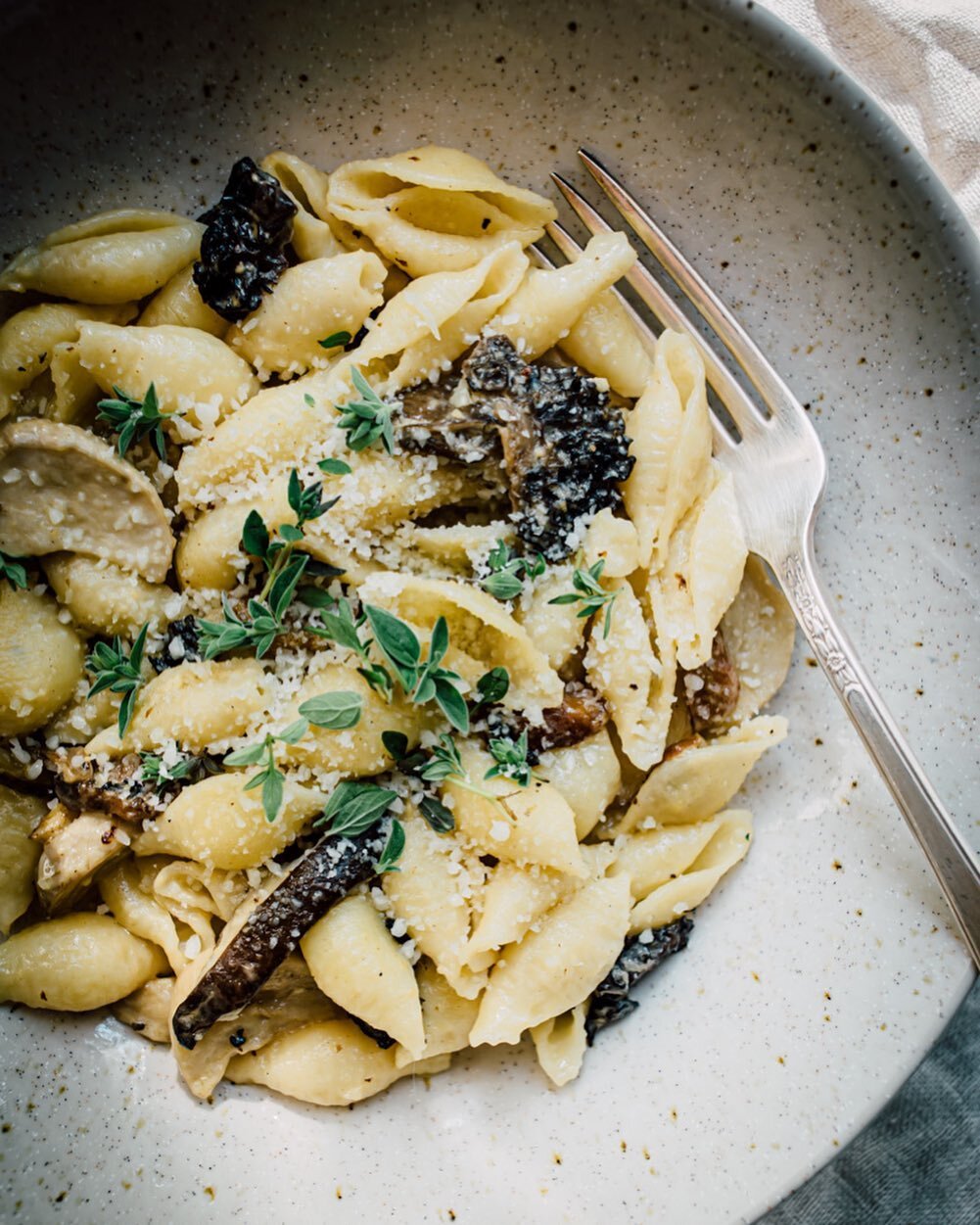 New post on the blog today with this Creamy Mushroom Pasta dish. The mushrooms are grown by @harvestmoonmush right here in Portland! One of the great things about being a vendor at @woodlawnfarmersmarket is discovering all these food treasures. More 