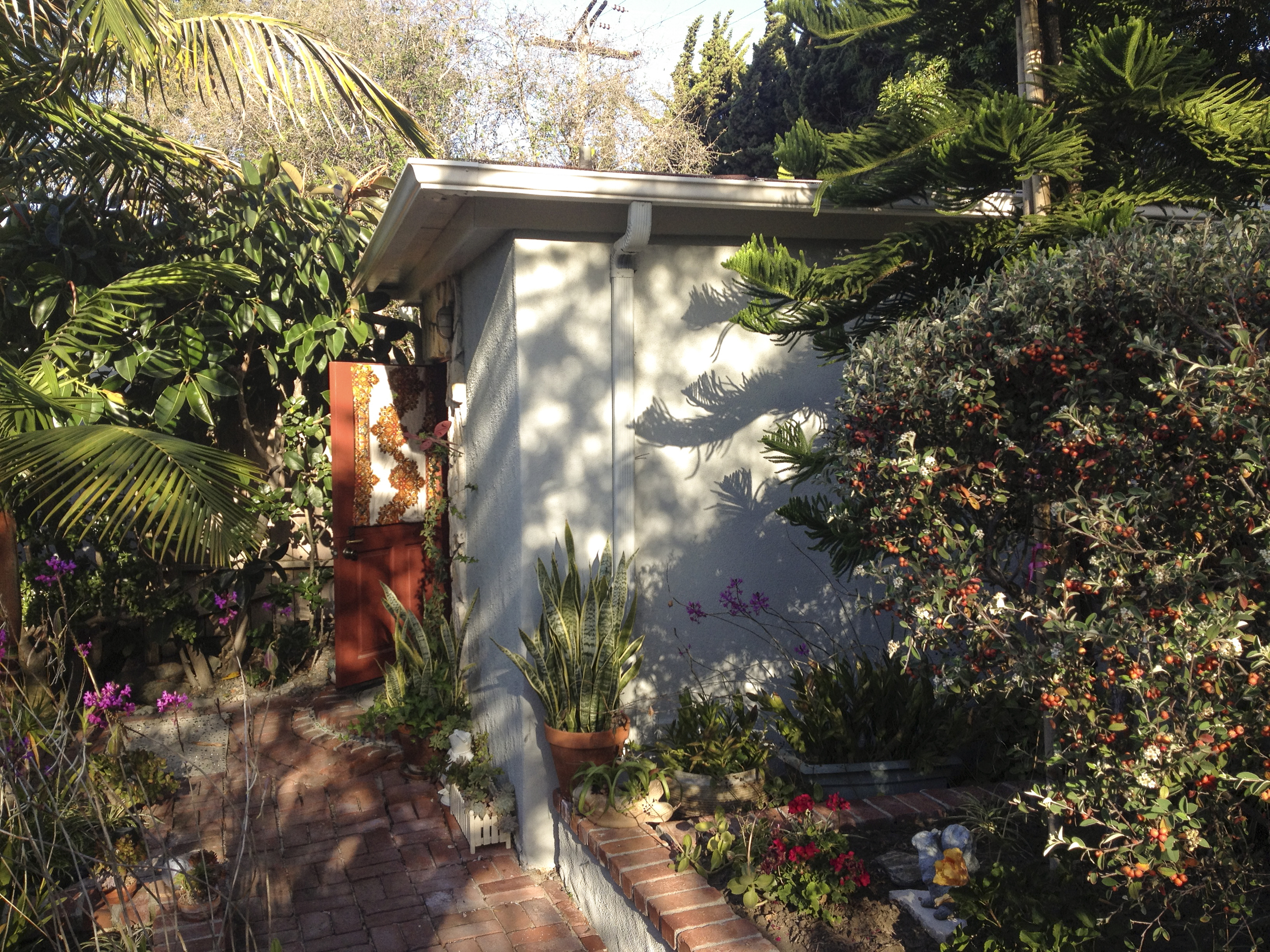 Chelsea Hipley - I am in the process of moving out of this little back house in Laguna Beach, where I lived for nearly 4 and a half years. Among the many emotions surrounding this transition, gratitude is towards the top. This was the first place I lived without roommates. I discovered a lot about myself during my time here. I am grateful for these experiences in my life that leave me forever changed, in the best way possible. 