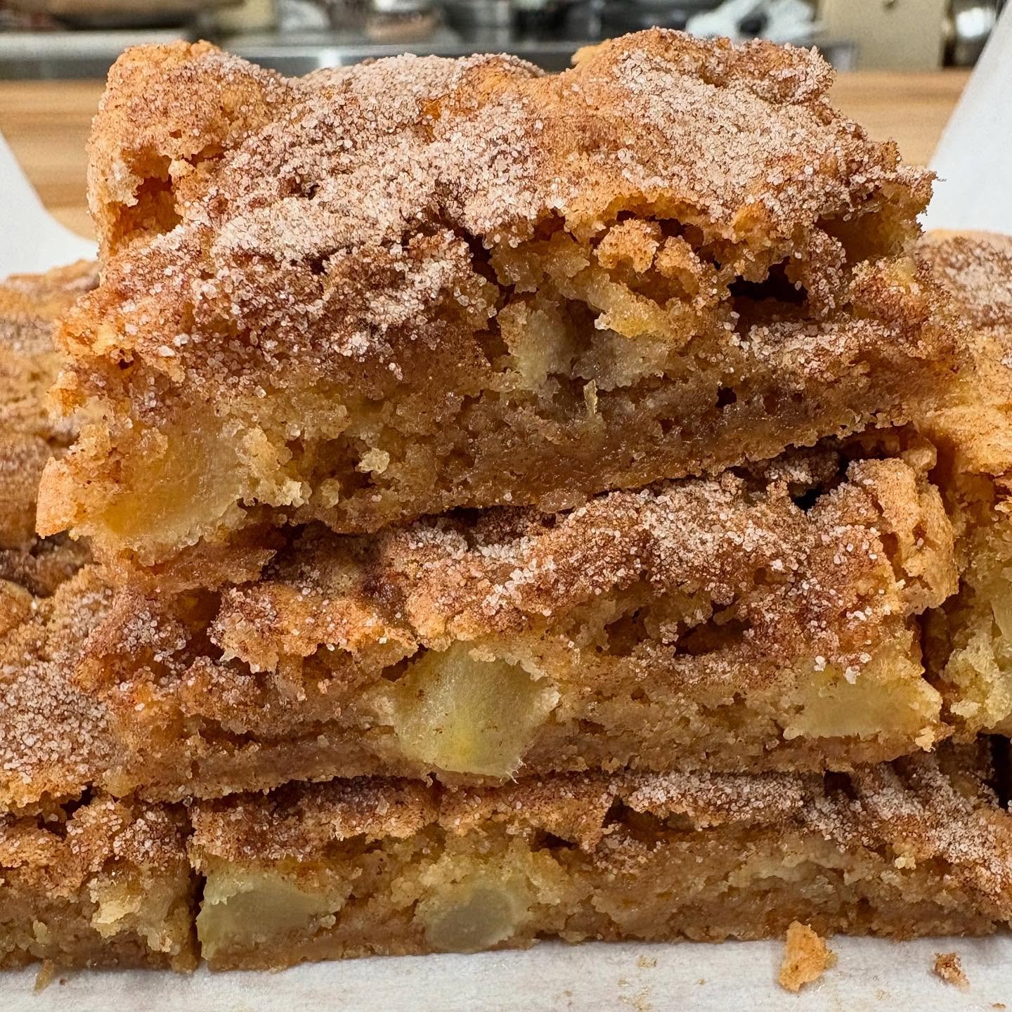 🍎 Honeycrisp Apple Bars&mdash;because we&rsquo;re holding on to cozy eats, even with summer around the corner! ☀️🍂

Buttery, cinnamon-sugary, and packed with sweet Honeycrisp apples&mdash;order a batch or two. 😛

#freshbaked #applebars #cinnamonsu