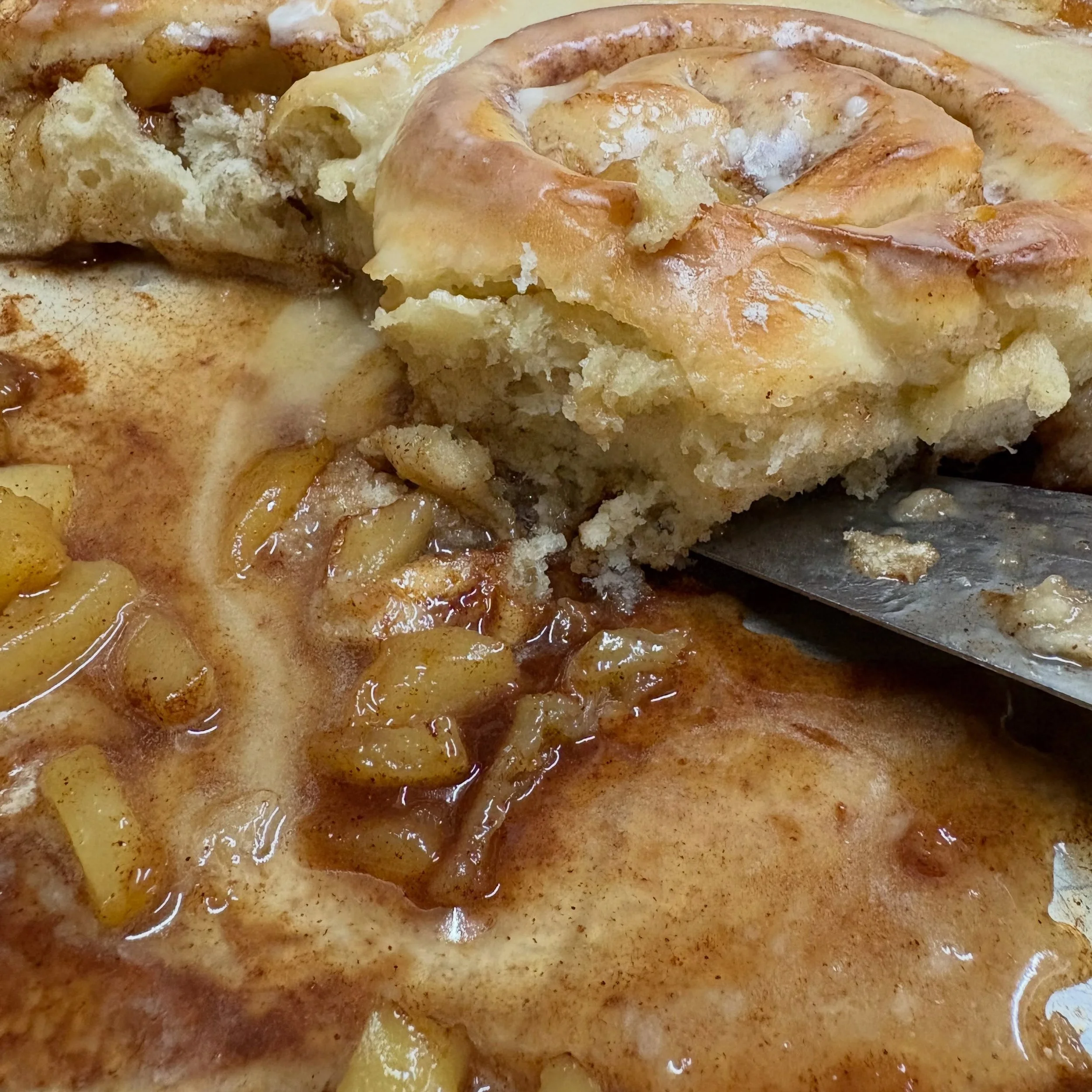 It&rsquo;s almost that time of the year&hellip; 🍂 Apple Cinnamon Rolls, made to order, from scratch. Organic ingredients, butter, cinnamon, apples. Soft pillowy dough, tender apples tucked into every swirl.🤤 

#ivybakery #lasvegasbakery #cinnamonro