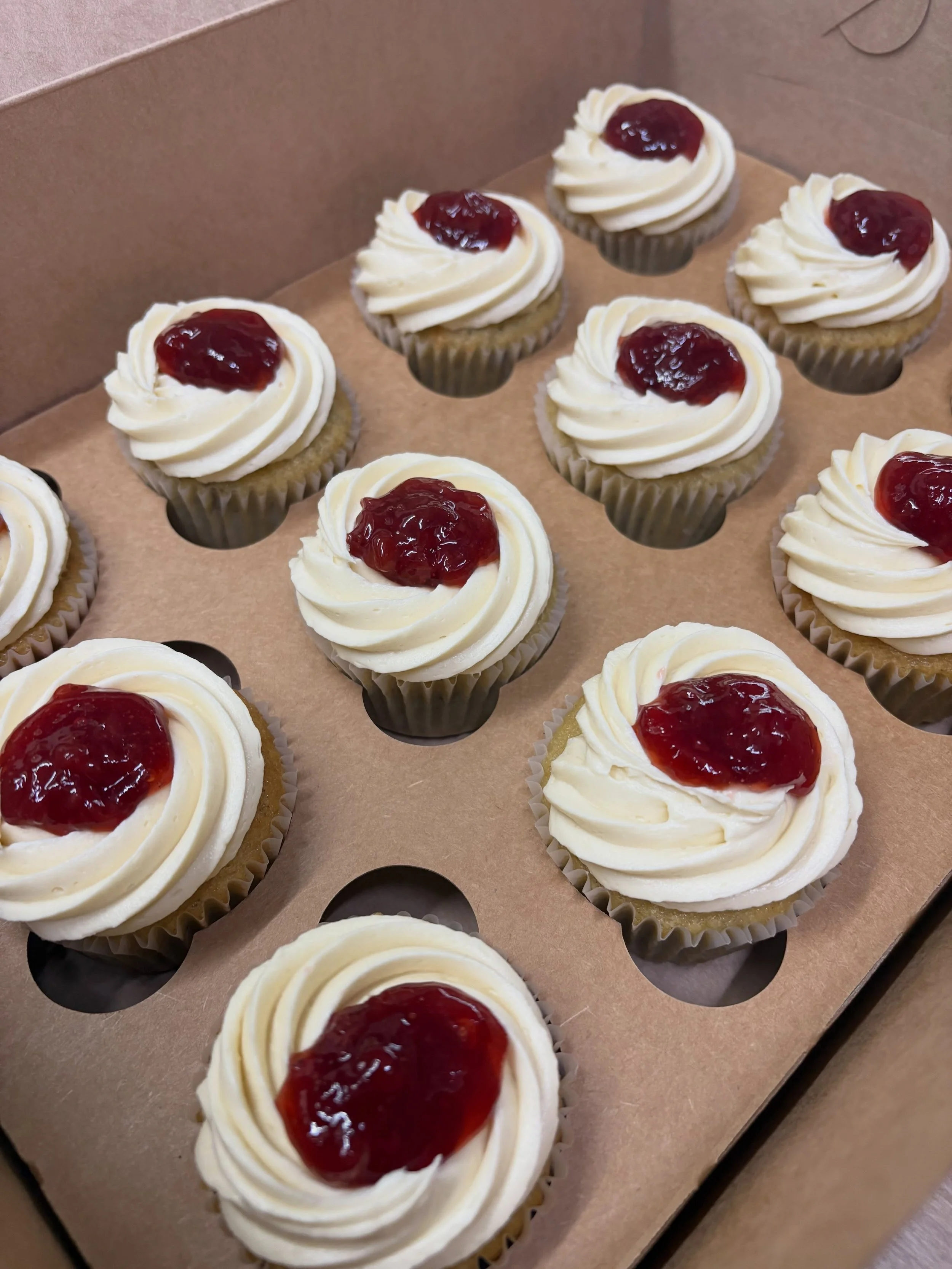 Banana Cupcakes 🍌🍓

Strawberry preserves and vanilla buttercream.

#ivybakery #organic #lasvegasbakery #banana #cupcakes