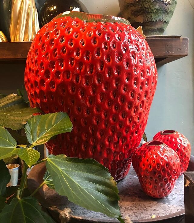 Prachtige aardbeien vazen binnen! #strawberry#red#green#nature#despots#fruit#flowershop#flowers