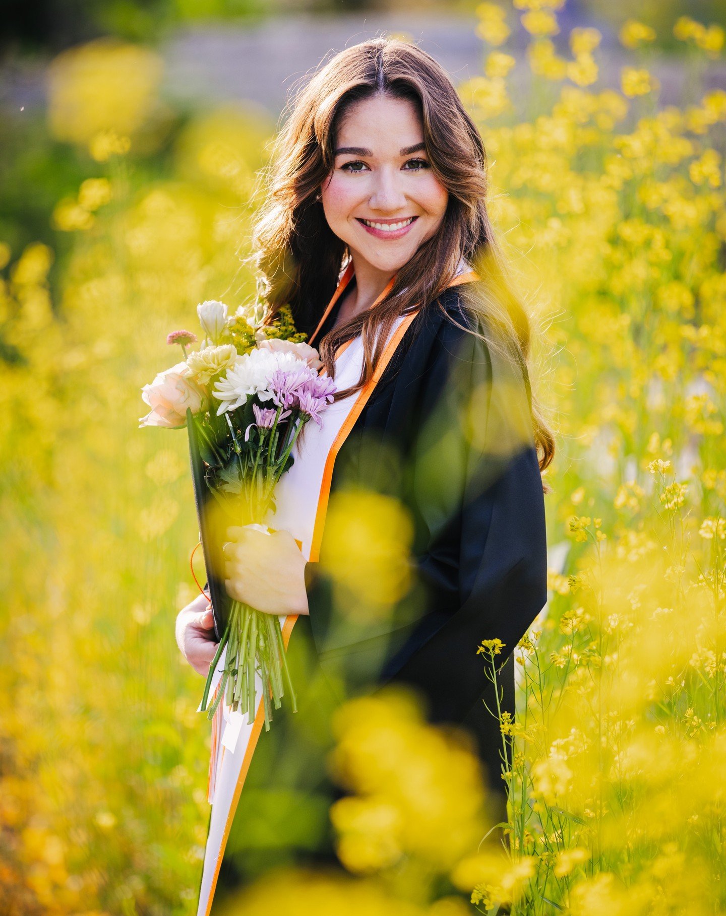It's #graduation season, and we recently had the pleasure of capturing Dominique's #SeniorPortraits at the #UTGardens in Knoxville, TN. The location was full of natural beauty, with blooming flowers and vibrant greenery surrounding us.

Despite the s