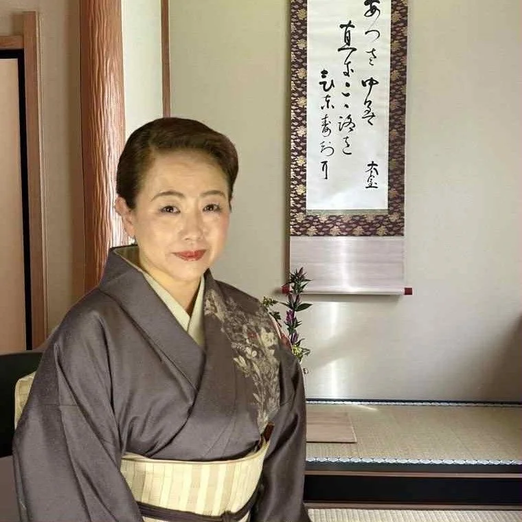 初日11/19(水)の公演は和の所作に注目します。

能と共通項の多い武家の茶道である、三斎流の梅村先生をお迎えし、「御点前」をご堪能いただきます。

リンクはプロフィールにもございます。
www.paralison.com/kabukicho25

本公演をご覧のお客様無料で、19時ごろからのアフタータイムでは、今回のこの革新的な新しい形の仮設「能舞台」について、アーキテクト・トークと題し、建築家の目線から読み解きます。

実はこれは、東大駒場キャンパスにて招待制で行われている研究会のスピンオ