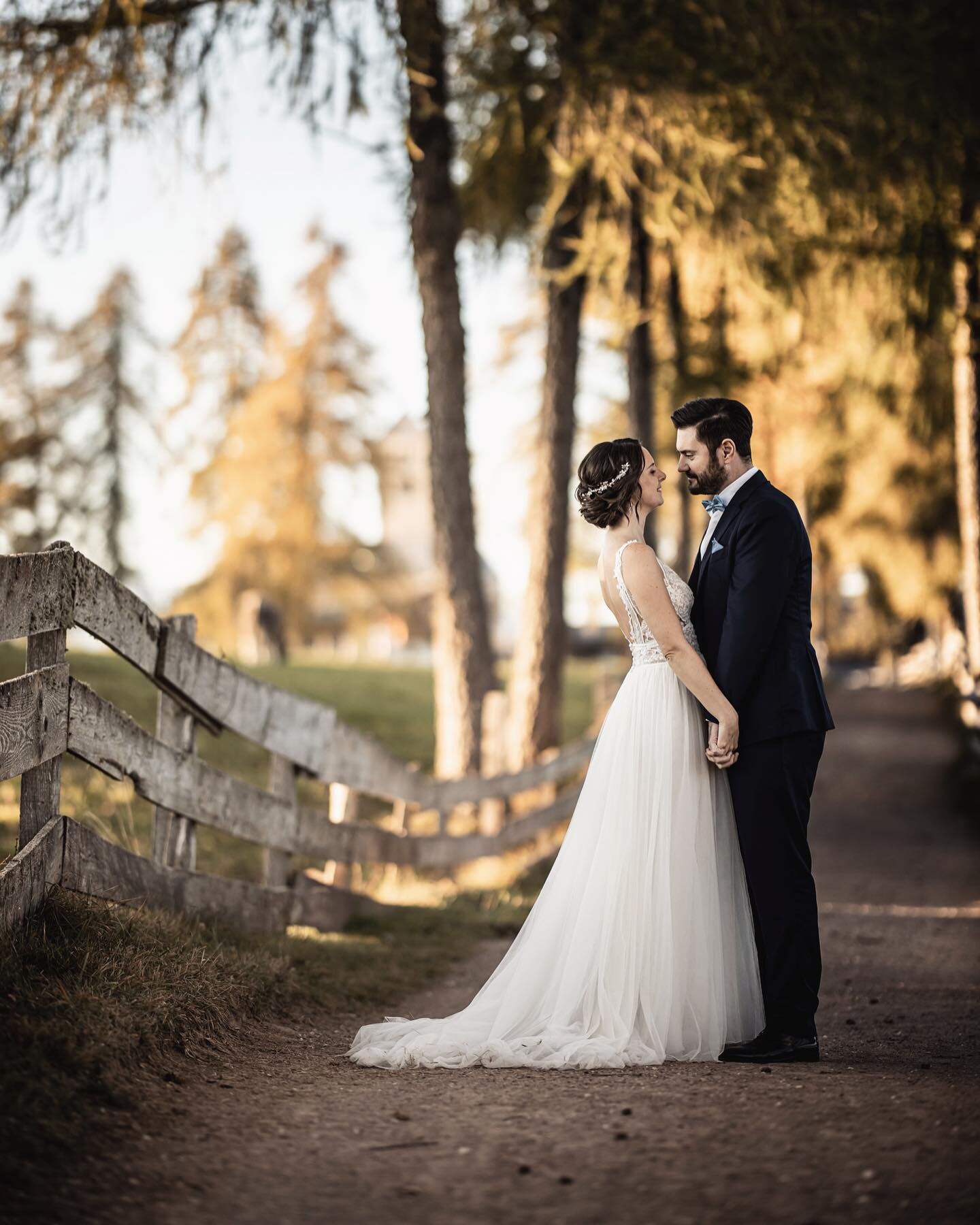 .
#autumnvibes 
Afterweddingshooting 
#langfenn
Nadja &amp; Daniel 
@nadja303 @danielstizz 
@pamelapizzardowedding 
@ullithomaseth.bridalstylist 
@perfectplanswedding 

#wedding #heiratenins&uuml;dtirol #alpswedding #mountainwedding #weddinginthewood