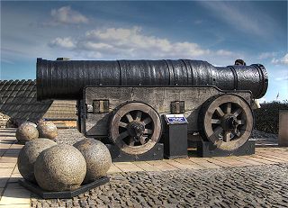 320px-Mons_Meg,_Medieval_Bombard,_Edinburgh,_Scotland._Pic_01.jpeg