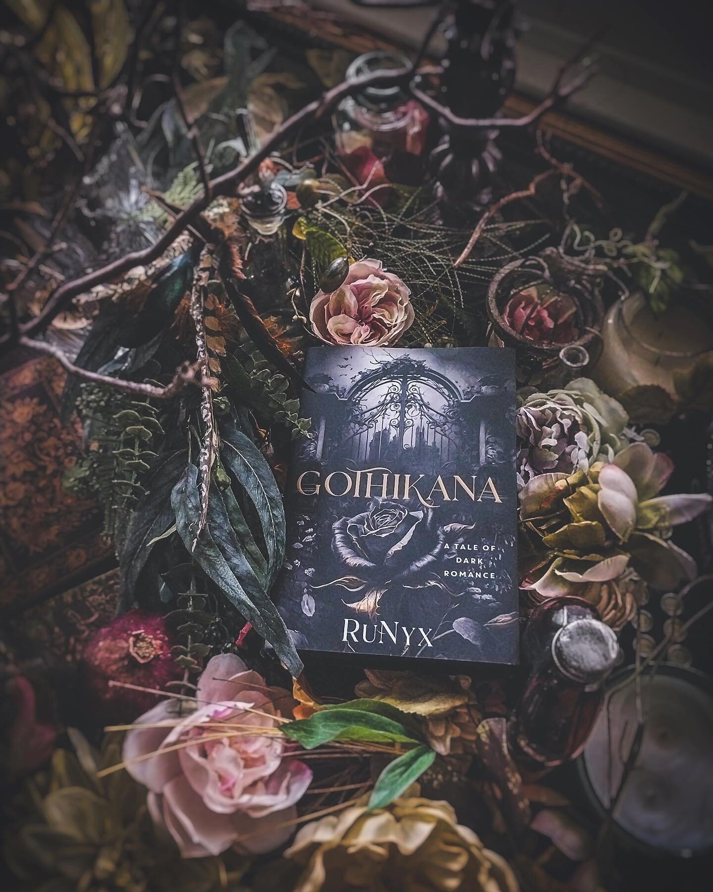 &mdash;𝑴𝒊𝒏𝒊𝒎𝒂𝒍𝒊𝒔𝒕 𝑴𝒐𝒏𝒅𝒂𝒚&mdash;

Happy Monday! I&rsquo;ve been reading a lot more fantasy-romance recently and love discovering new authors. I haven&rsquo;t read Gothikana yet, but couldn&rsquo;t resist when I saw this beautiful editi