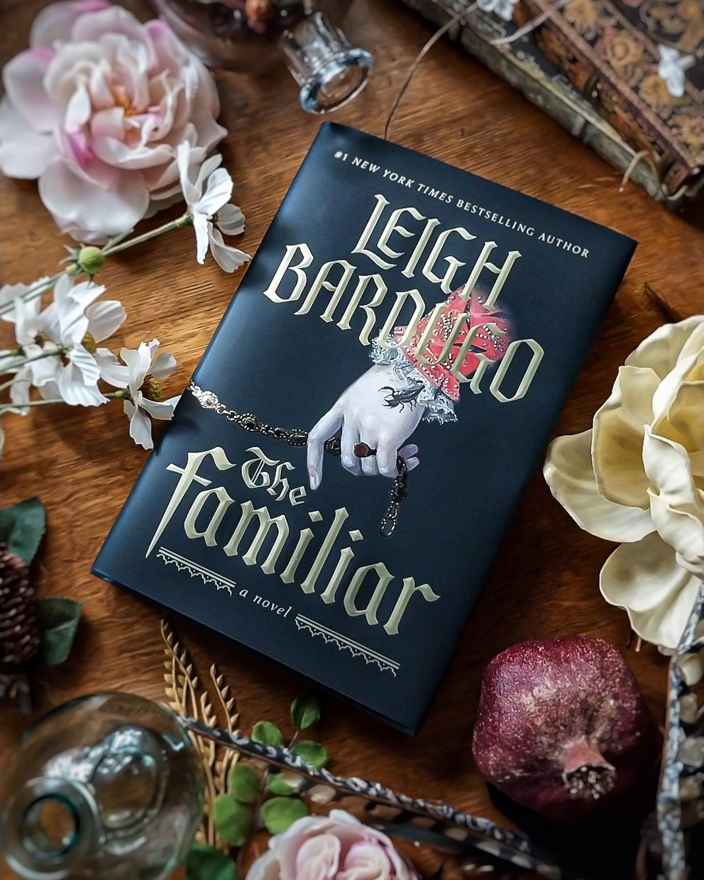 Happy Saturday! 🫶🏼 Have you read The Familiar by @lbardugo yet? I&rsquo;m finally starting it this weekend and cannot wait to enter into this fantastic world and its characters!

I love it when there&rsquo;s a crossover of genres and this historica