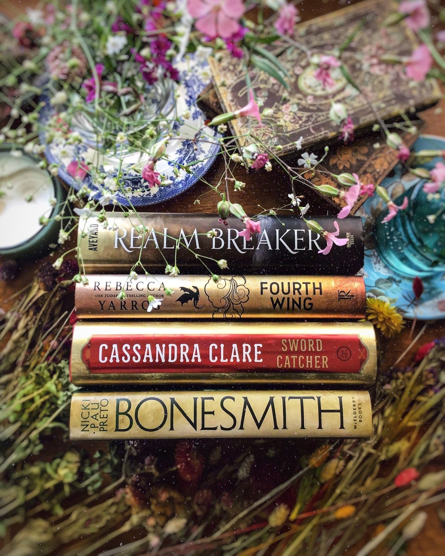 Happy #stacksaturday friends! I hope you all are off to a great weekend start.

My stack is from my TBR shelf and they are all starts to new series! Clearly, I need to read faster and buy slower. 😂

𝐐𝐎𝐓𝐃: 𝐖𝐡𝐚𝐭 𝐚𝐫𝐞 𝐲𝐨𝐮𝐫 𝐩𝐥𝐚𝐧𝐬 𝐟𝐨