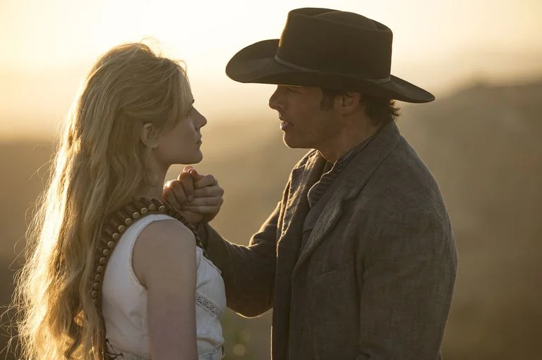 dolores-teddy-westworld-episode-1-1524250597.jpg