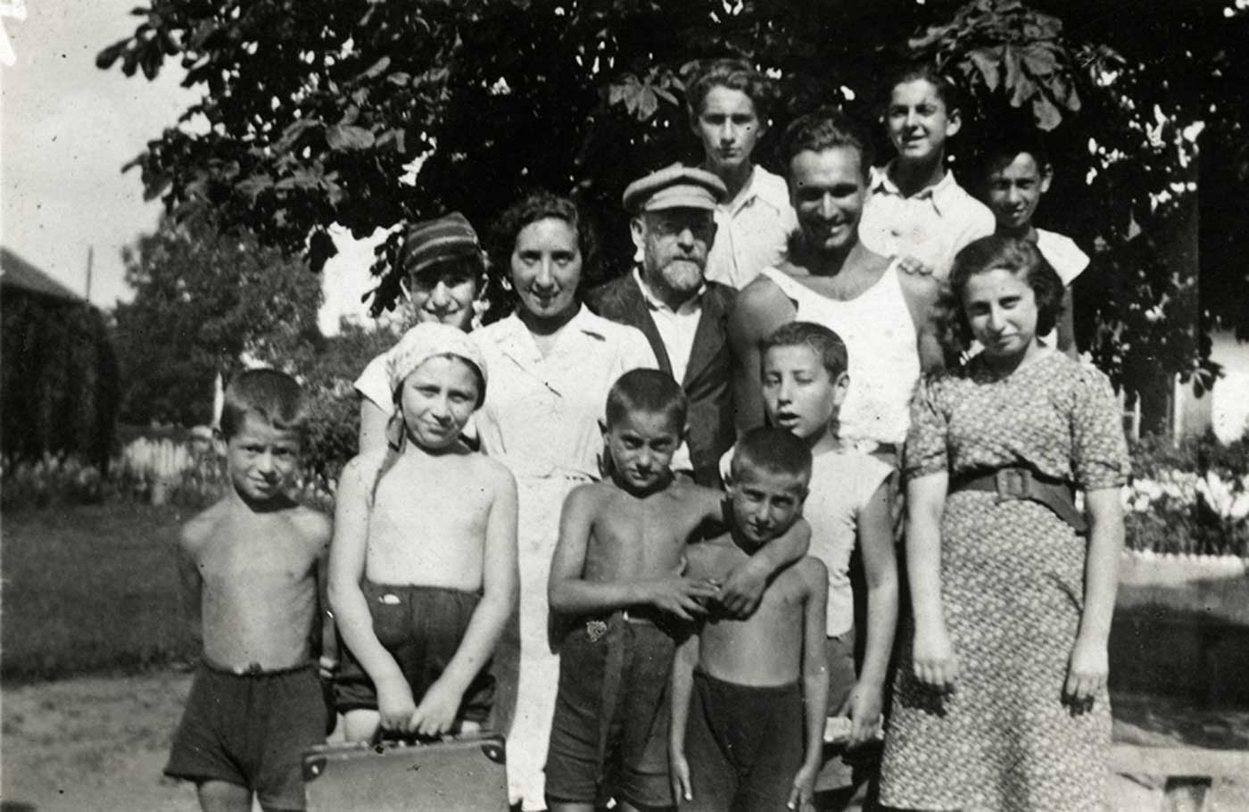 A holiday before the war and internment in the ghetto. Dr Korczak in a white hat, Misha to his left. To Korczak's right, Saba, who also worked in the home in the ghetto and went to Treblinka with the children. Next to her Sammy Gogol who survived Auschwitz thanks to the harmonica that Korczak gave him.