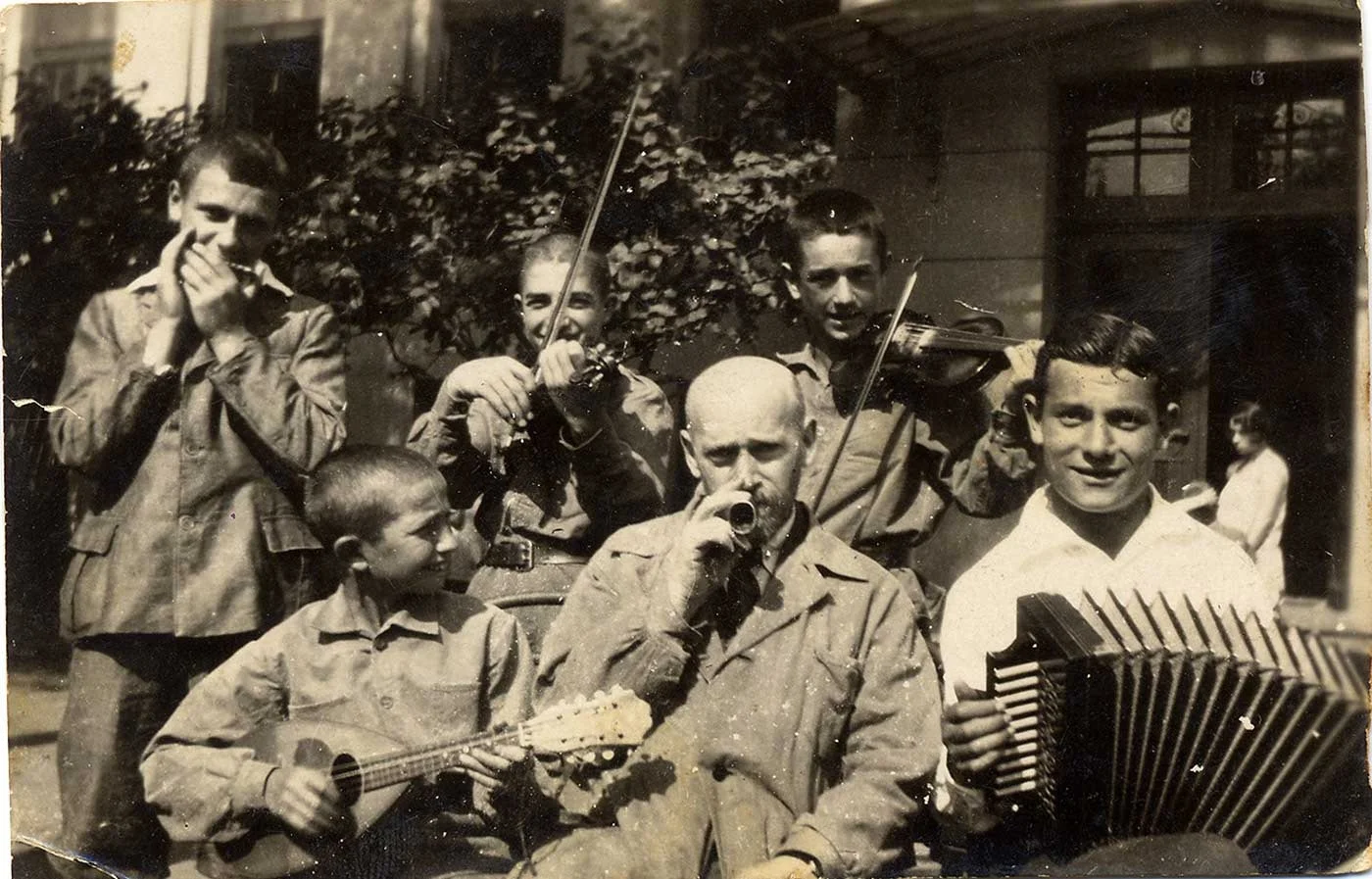 Sammy Gogol on harmonica, Korczak on kazoo. 