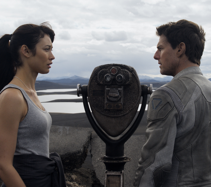 Tom Cruise and Olga Kurylenko in Oblivion