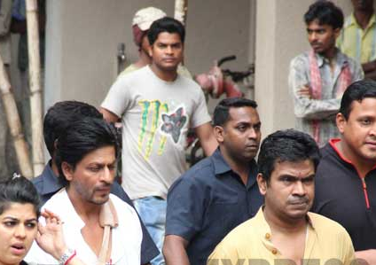 B_Id_392458_shah_rukh_khan_priyanka.jpg