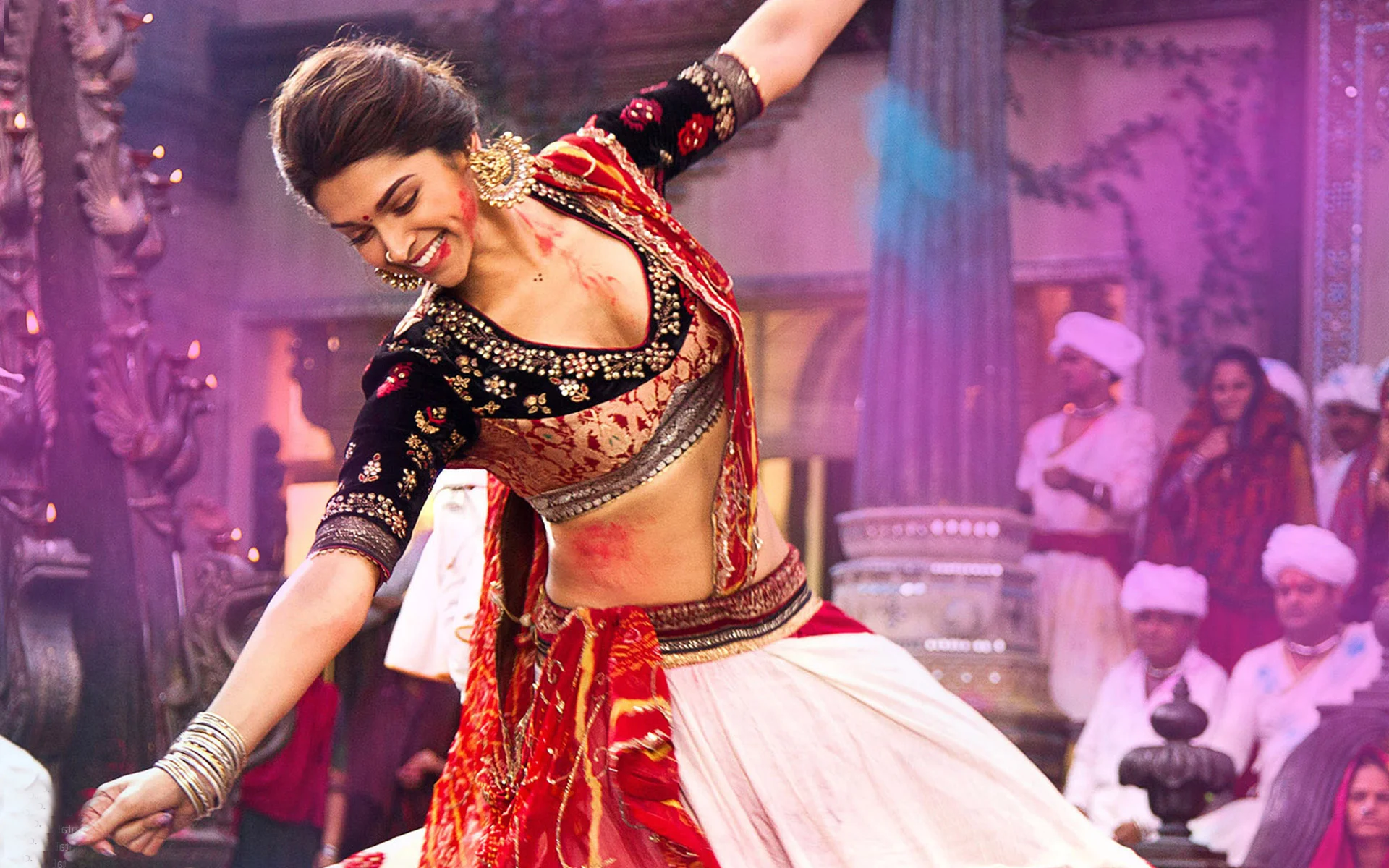 Deepika looking heavenly in Ram-leela