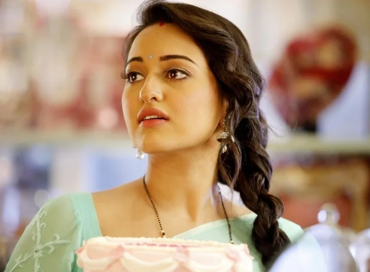Sonakshi wants to do a biopic? Known as the quintessential Rs.100 crore heroine, Sonakshi Sinha who's tried her hand at various genres in her short career span now wants to star in a biopic. "Right now I am not doing any biopic, but if given a chance I would love to portray an actress. Be it Madhubala or Meena Kumari, somebody who has had a very illustrious career," the 26-year-old said at the Jehangir Art Gallery in Mumbai yesterday. Sonakshi was there to inaugurate artist Neeraj Goswami's painting exhibition. 