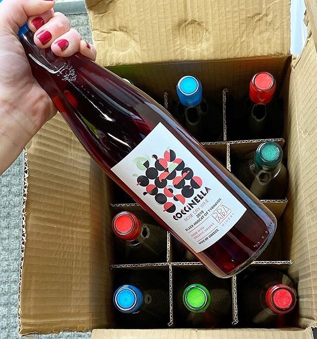A deeper hued rosé from @eklektikon that comes packed like a 🌈...love it! Thank you! (Doesn&rsquo;t take much to get us smiling over here 💕)
.
.
.
Papras Bio Wines, Coccinela Rosé made by the Papras family of the grape Black Muscat of Tyrnavos, 1