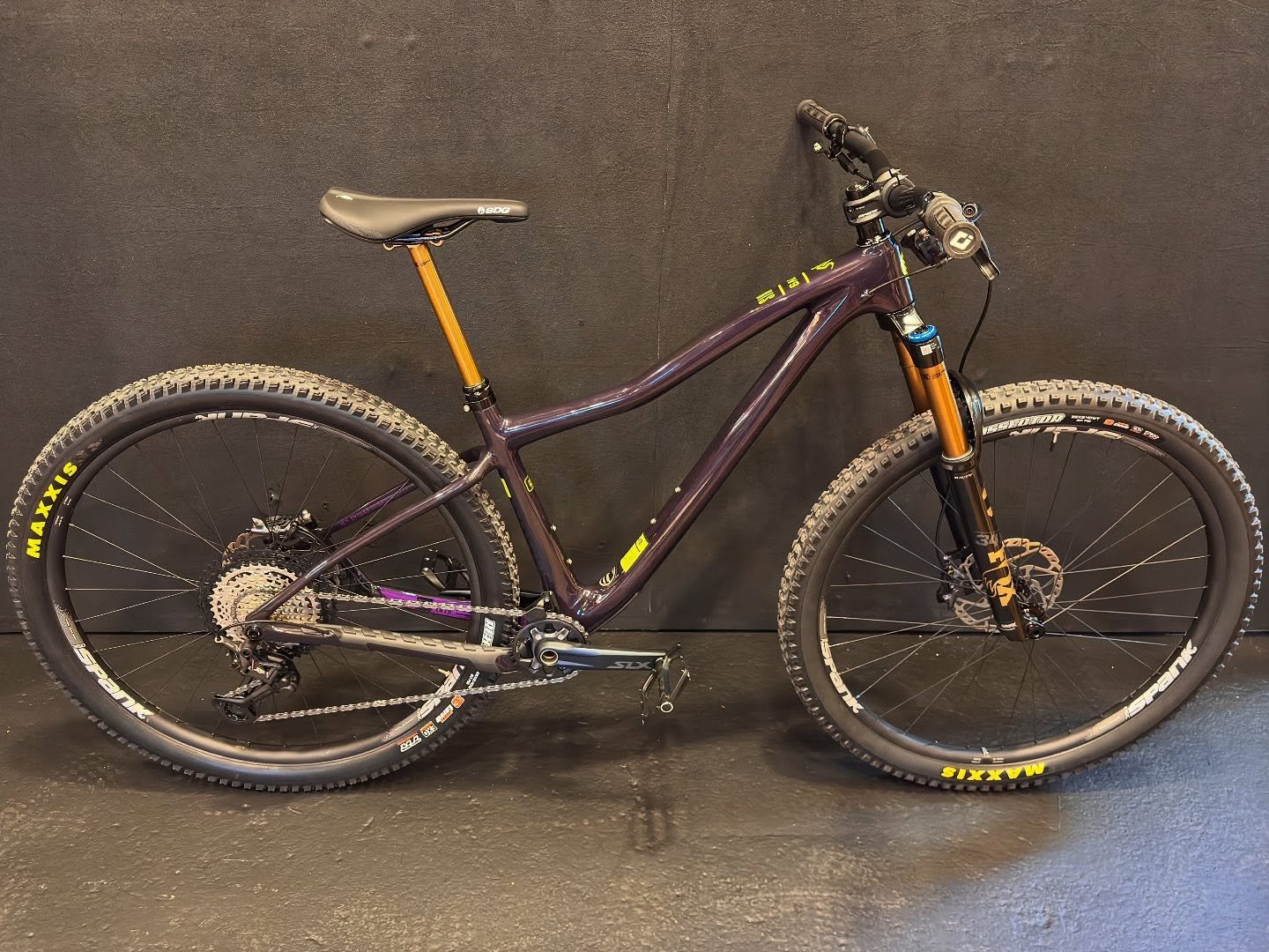 We slapped this beauty togoether with all stuff we had in stock. Its a good feeling when we can provide someone with a custom build in only a few days!  Also, RIP to our yellow garage floor.