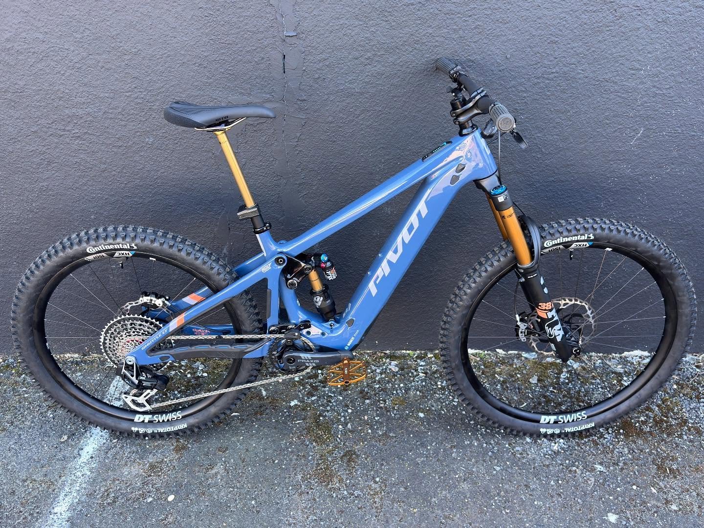 Pivot shuttle Lt.  160/170mm dw link suspension travel✔️ mullet or 29✔️ bosch cx race✔️ 750wh battery✔️ alllll carbon✔️ all kashima✔️ Mavens✔️ axs transmission✔️