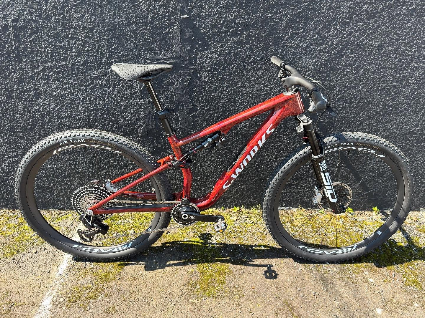 Boy was this superbike a sight to behold. The carbon spoked wheelset on this thing is lighter than most single tires 🤯 rockshox flight attendant continues to  please!