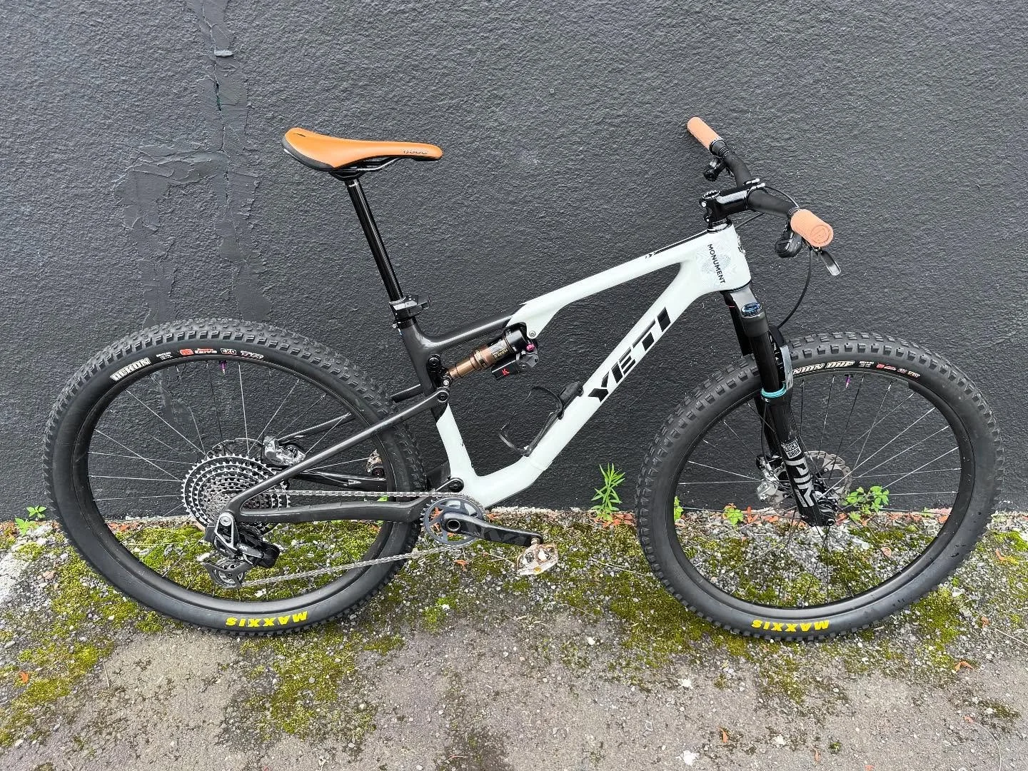 I usually dont show my personal bikes because i leave them dirty. In my mind, they are sort of just very fancy gardening tools, and it feels kinda punk to have such high performance equipment mostly for the function and less for the vanity. Also they