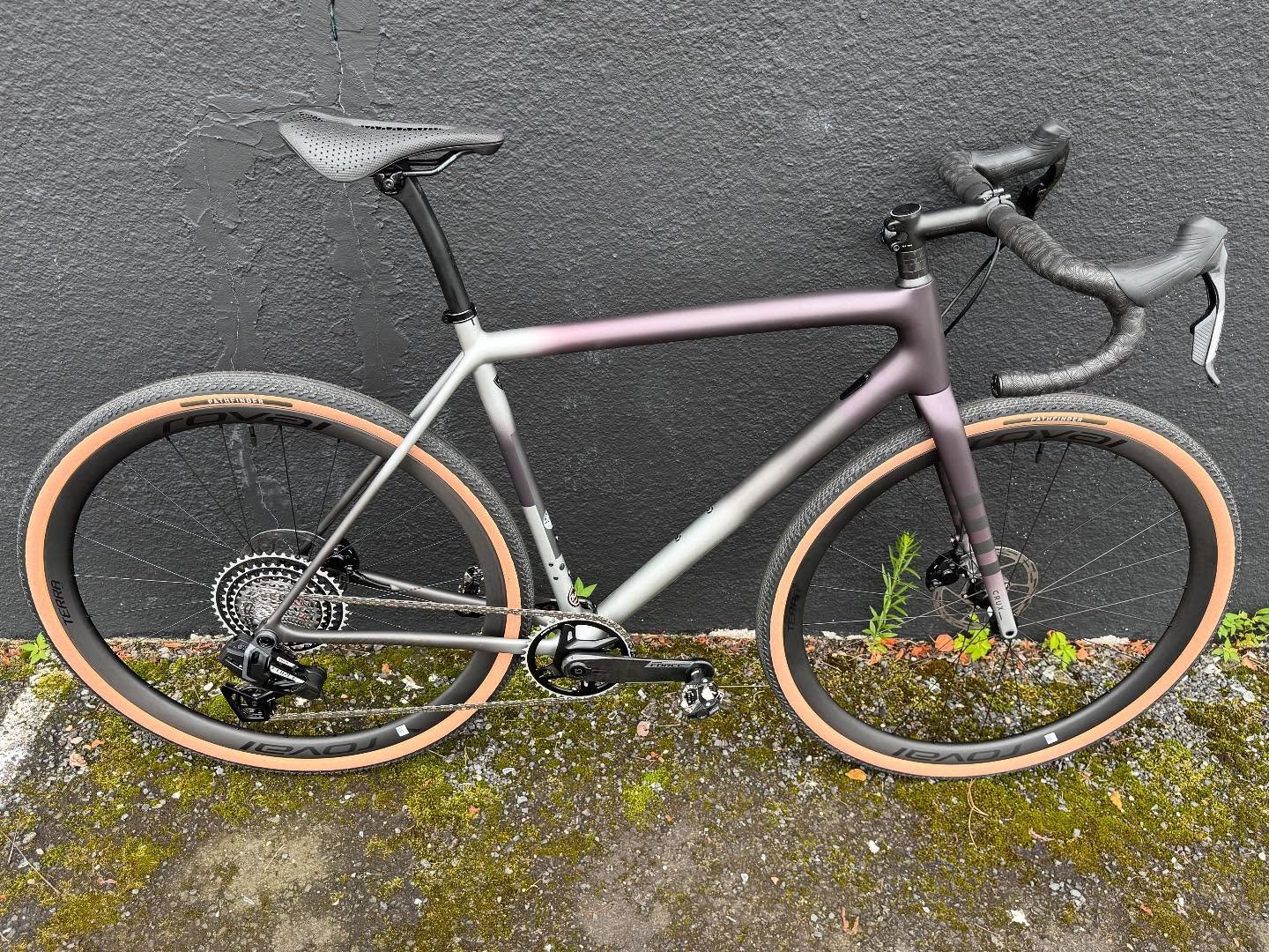 It makes my heart flutter to see Specialized honoring the round frame tube and showing off how good it is on the most modern of bikes like this all-carbon-everything Crux pro and with the Aethos. Bravo S 👏