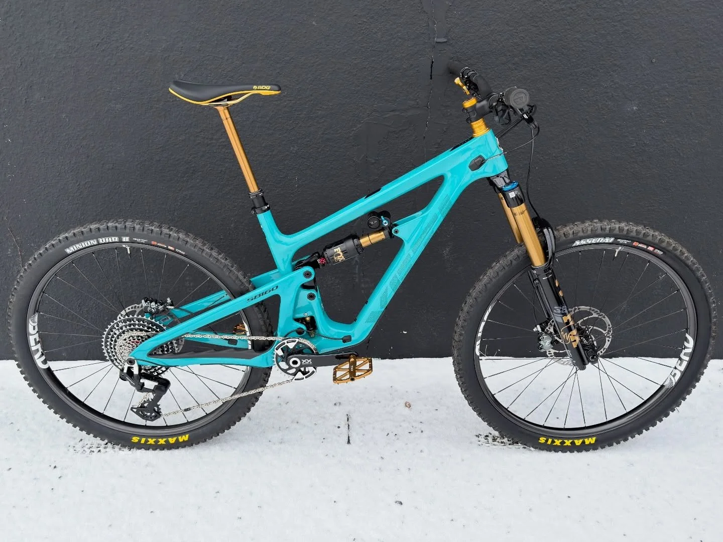 No batteries on this one. (You gotta say that nowadays) luckily the Sram cable-90-transmission can be mixed with the best and lightest of the Sram t-type biosphere. Berd wheels also keep this package very light and flicky build kit for an sb160. This